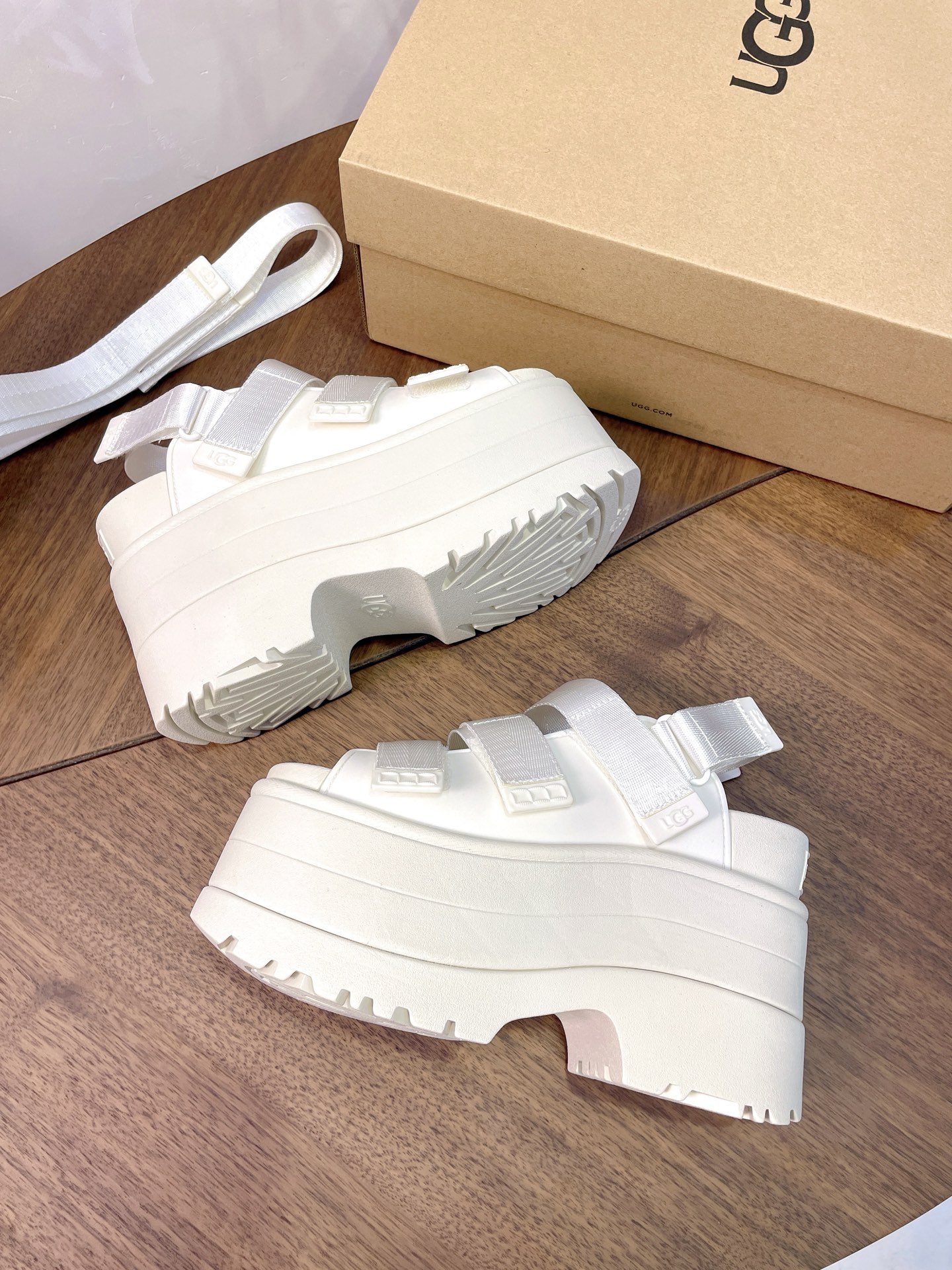 UGG Pei Joo-Chou Sandals: Stylish Design with Comfort and Adjustability! - 图片 8