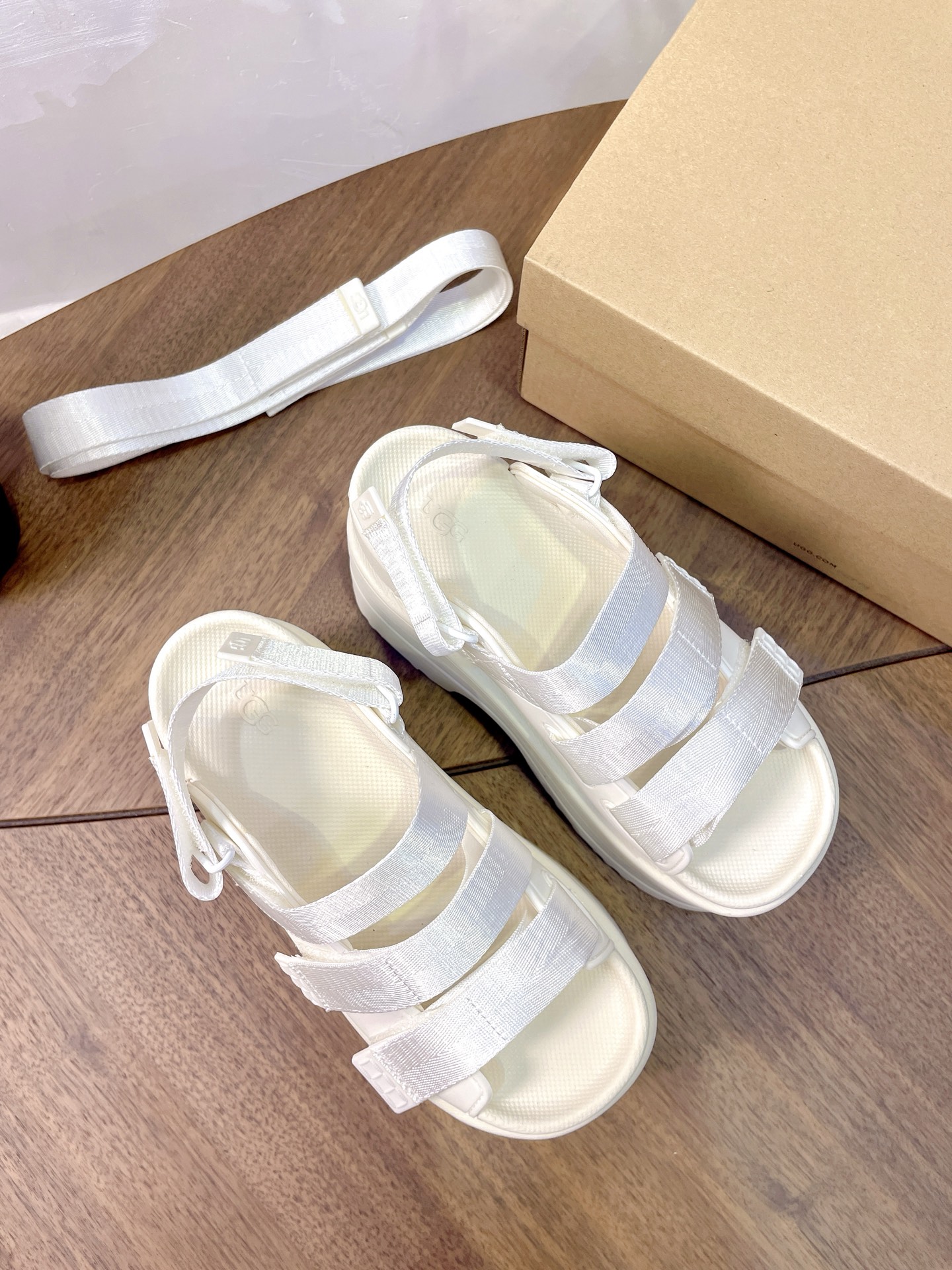 UGG Pei Joo-Chou Sandals: Stylish Design with Comfort and Adjustability! - 图片 7
