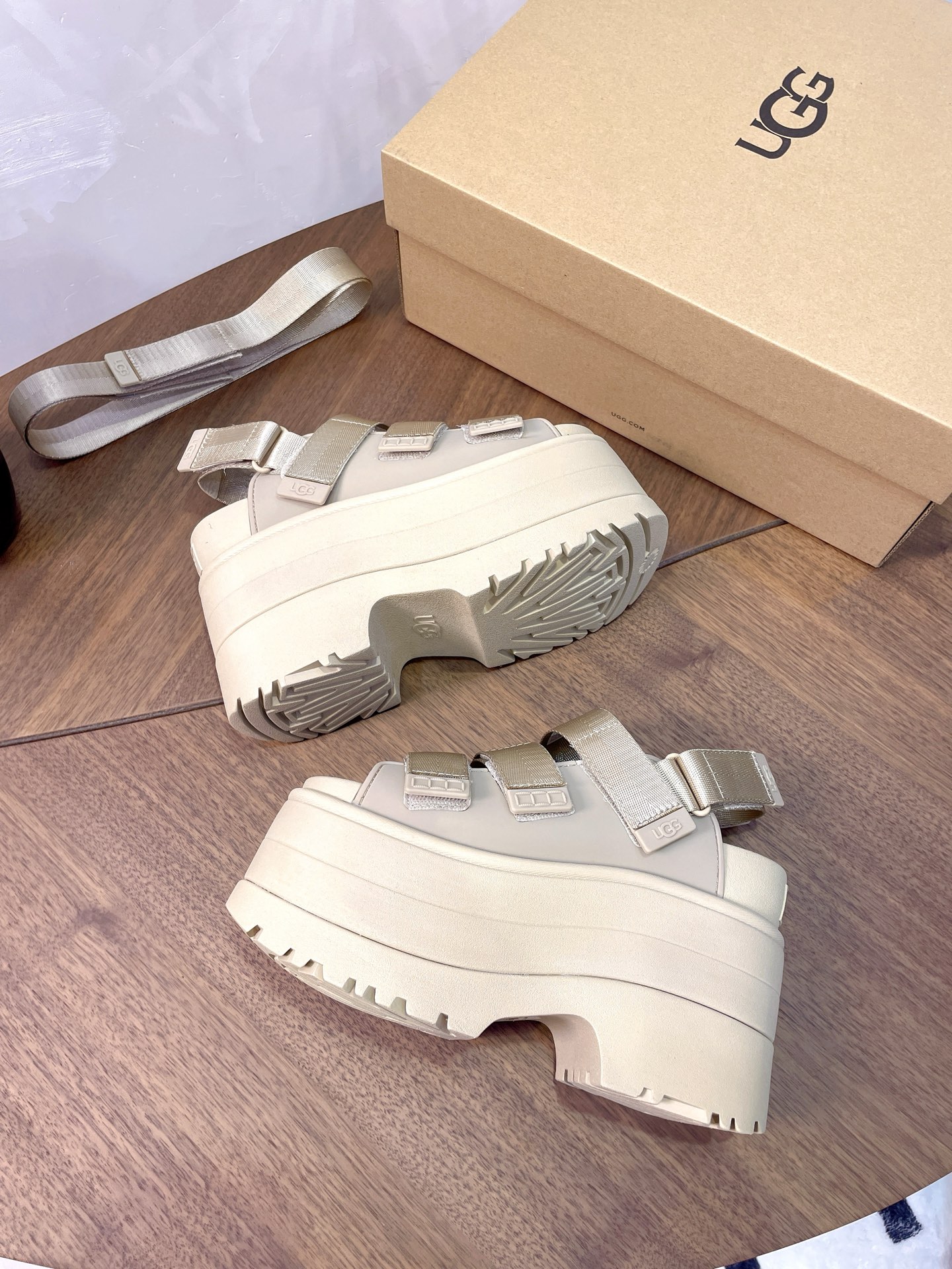 UGG Pei Joo-Chou Sandals: Stylish, Adjustable, Comfortable, Various Colors, Sizes 35-40 - 图片 8