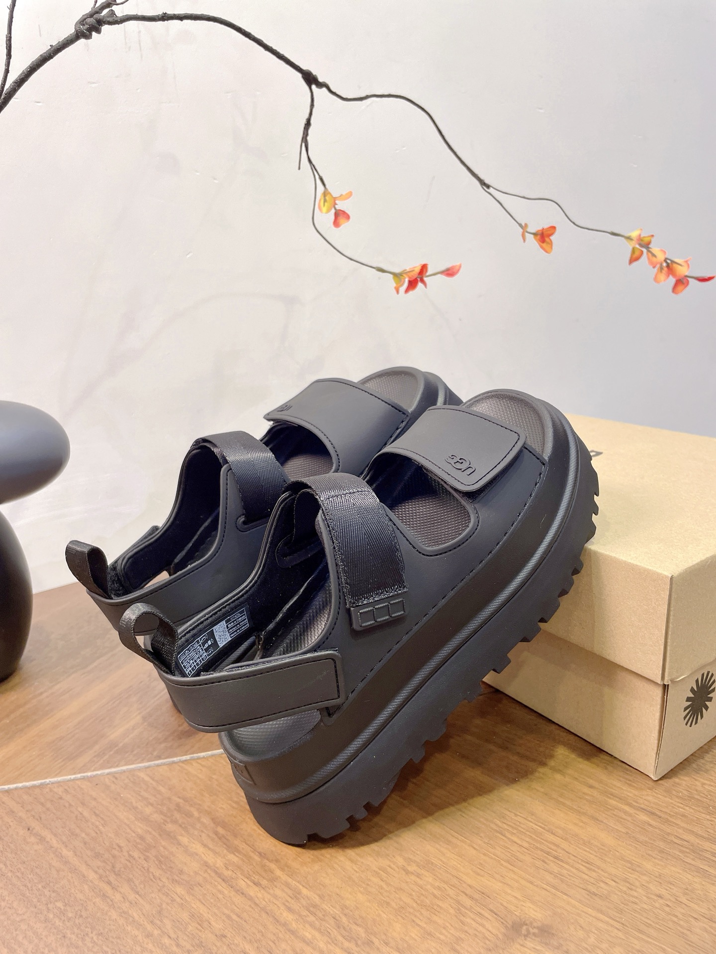 NO:411128,UGG official website summer dopamine model ugg launched the golden velcro thick-soled sandals. The golden sandals, dopamine color, strap design, more fitting to the instep, full of vitality, really super girl~ at a glance, EVA sole, soft and comfortable feet, versatile, instantly become long legs, can step on water and DIY. The same style of celebrities, the amway from major bloggers, summer essential items, item number 1152685 Size 35-40, sandals, sandals19860909UGG官网夏季多巴胺款 ugg推出的炫金魔术贴厚底凉鞋款 炫金凉鞋,多巴胺色系,绑带设计 更贴合脚背 活力感拉满,真嘟超级少女~一眼沦陷,EVA大底,脚感软糯舒适,百搭,秒变大长腿,可以踩水又能DIY 明星同款 各大博主的安利 夏日必备单品 货号1152685 尺码35-40,凉鞋,sandals,Women's Shoes