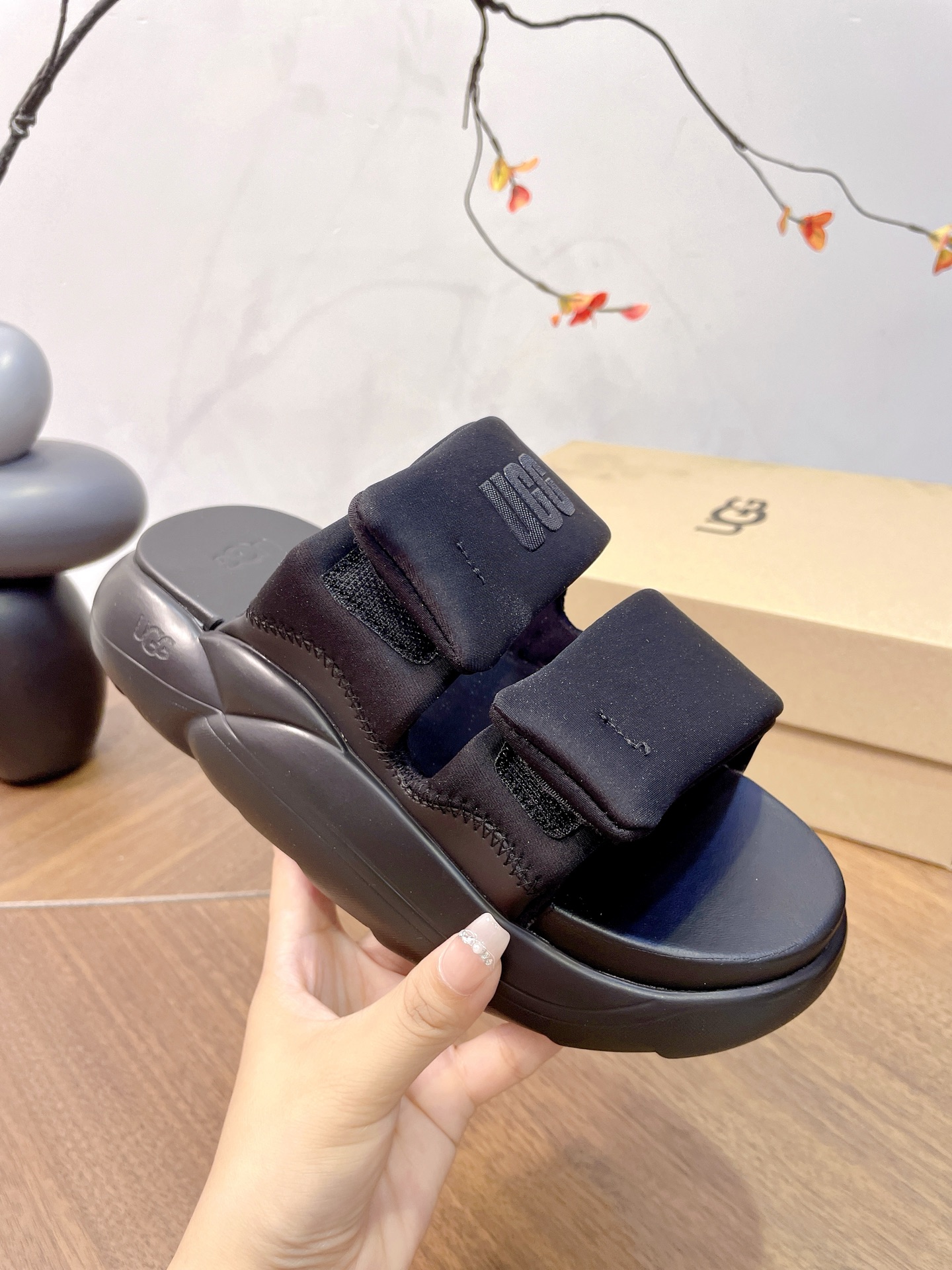 NO:416407,UGG cloud thick-soled slippers have a sense of stomping on them, making it beautiful when you go out. 5㎝ Thick sole height increases and lengthens the leg lines, long trousers, short skirts are easy to grasp, the best choice for summer outfits. The outsole adopts EVA foam sole, light feet, no tiring to wear for a long time, and super comfortable. Size 35-40 Size is small, the card size is large, slippers, slippers, skirts19860909UGG云朵厚底拖鞋,的踩屎感,让你踩在之上出门穿它美翻了 5㎝厚底高增高拉长腿部线条,长裤,短裙轻松拿捏,夏天穿搭的不二之选 大底采用EVA发泡底,上脚轻盈,久穿不累,舒适感超强 尺码35-40 尺码偏小,卡码拍大,拖鞋,slippers,skirts,Women's Shoes