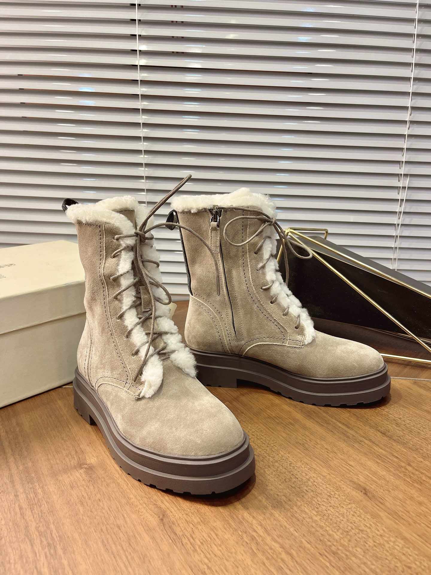 NO:560521,Brunello Cucinell 25s early autumn new thick-soled lace-up suede-lined Martin boots. Super soft suede color. The upper is made of suede suede to create a texture effect. The overall soft and comfortable atmosphere is full. Martin boots have always been a cool style. This time they also add a touch of sweetness ~ the inner sheep lining is comfortable and does not rub your feet!  The weight will be a bit ~ but thick soles increase the proportion of stretch lines ~ long legs will come ~ Material: cow suede, cashmere lining, rubber outsole, shoe size 35-39/40 41 42, custom made, non-refundable, snow boots, brunello cucinelli, boots19860909Brunello Cucinell布鲁奈罗库奇内利 25s早秋新款 厚底系带绒里马丁靴 超级温柔的绒面颜色呀,鞋面采用翻毛皮牛反绒做出质感效果,整体温柔舒适氛围满满,马丁靴一向都是酷酷的风格,这下也增加了一丝甜美啦～内里羊里上脚舒适不磨脚哦！重量会有一点啦～不过厚底增高拉伸线条比例～大长腿也就来啦～ 材质牛反绒 内里羊绒 大底橡胶大底 鞋码35-39/40 41 42定制不退换,雪地靴,brunello cucinelli,boots,Women's Shoes