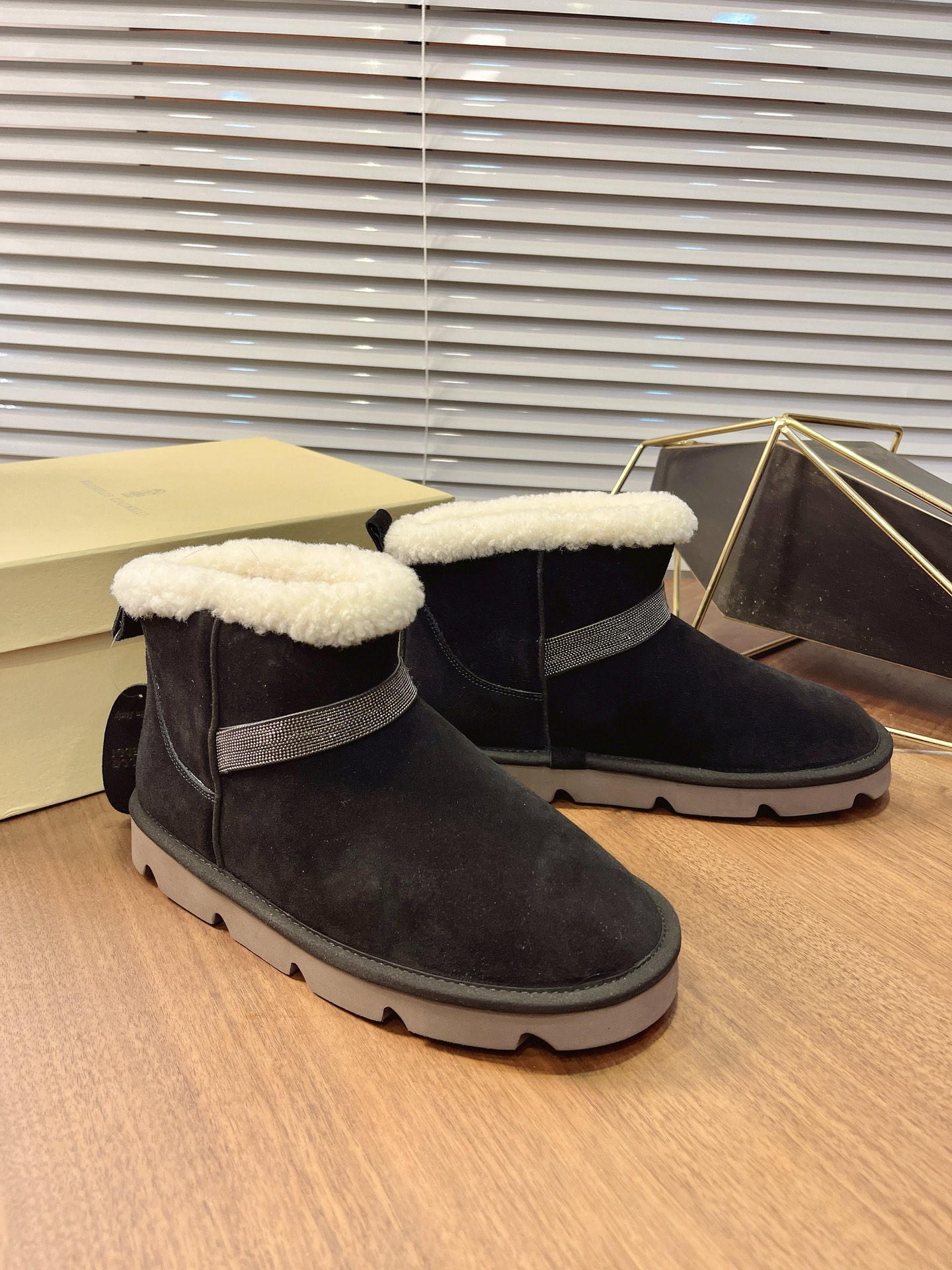 NO:352750,Real price Purchase level Brunello Cucinelli New winter style Snow boots Lamb wool bun boots Inner lining; imported Australian lamb wool inner lining, custom Italian high-density original large sole imported high merceration Number 35-41 (40 41 custom made without return),,brunello cucinelli,boots19860909实价 代购级别Brunello Cucinelli 冬季新款 雪地靴 羊羔毛包子靴 内里；进口澳洲羊羔毛内里 大底定制意大利高密度原版大底 面料进口高丝光 码数35-41（40 41订做不退换）,,brunello cucinelli,boots,Men's shoes