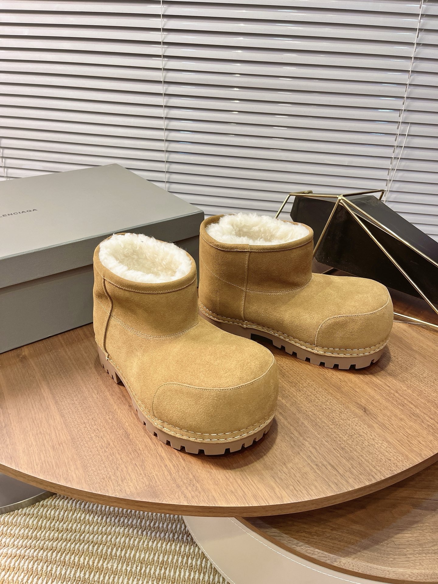 NO:352627,Real price Balenciaga Balenciaga new big-headed high-heeled snow boots Balenciaga unlocks the LA show oversized is no longer not conspicuous in Balenciaga, but it is paired with thick snow boots to make a suitcase full. It is really personal. The gospel of a small person. Heels are high and heavy money to open a mold 10.5cm upper fur, inner wool Size#35-46 (all sizes are normal for return and exchange),,balenciaga,balenciaga,versace,boots19860909实价 Balenciaga 巴黎世家新款大头高跟雪地靴 巴黎世家解锁LA大秀oversized在巴黎世家已经不是不够显眼了 但是搭配厚重好的雪地靴主打一个行李箱当放满 真的很个性 小个子的福音 跟高重金开模10.5cm 鞋面翻毛皮 内里羊毛 Size#35-46（所有码数正常退换）,,balenciaga,balenciaga,versace,boots,Men's shoes