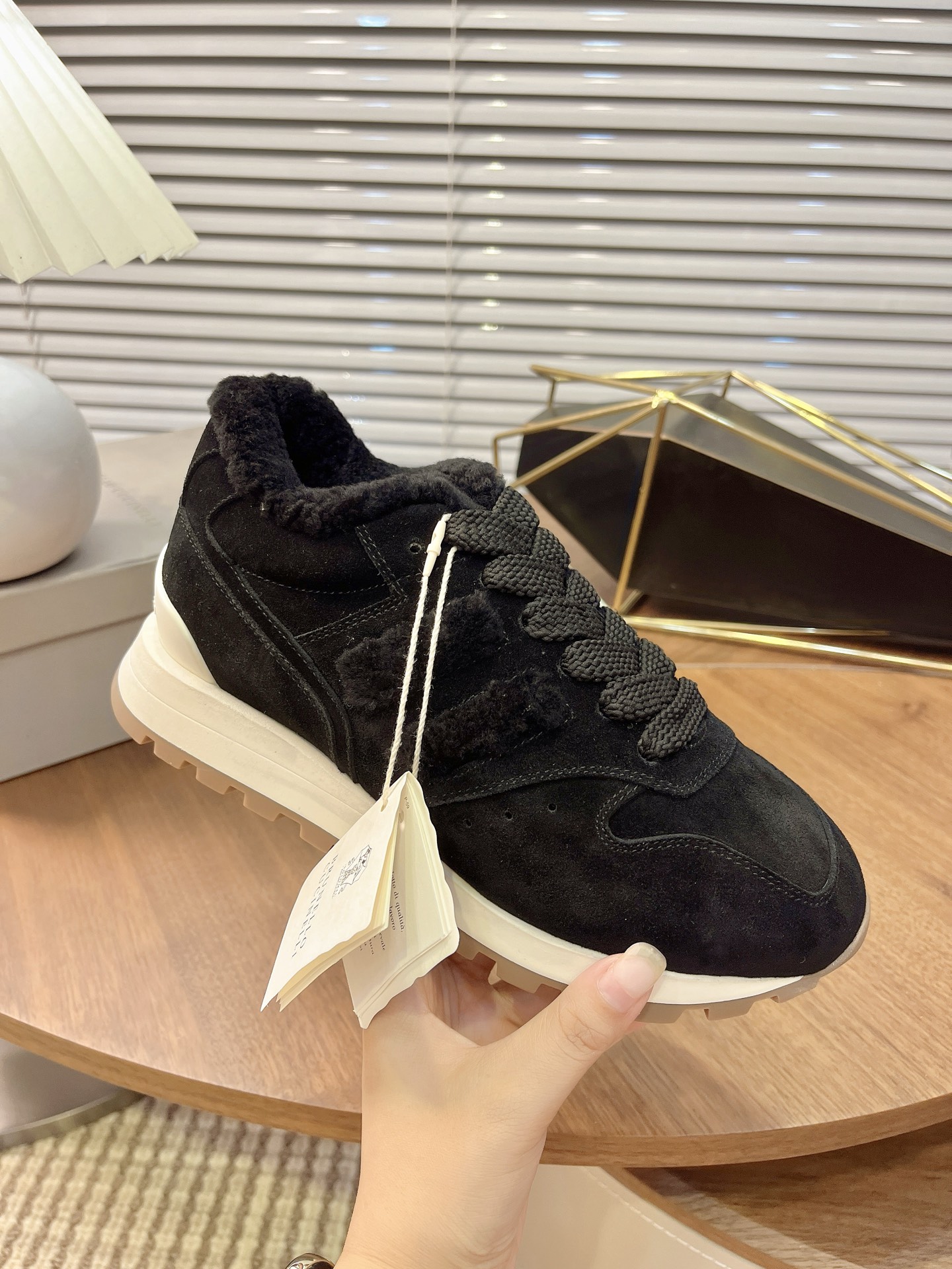 NO:482496,#The most popular four-season casual sneakers at home and abroad. BC snow boots bought more than ten sets of originals. After more than half a year of development and craftsmanship, each process has been inspected by a dedicated person, and produced high-quality shoes with a 1-to-1 mold opening. All materials, fabric top layer cowhide, hardware, lamb fur, inner, packaging, all customized materials according to the original 1-to-1 custom-made materials, which are truly done. They are comfortable, beautiful, breathable, generous and versatile high-end shoes. Size36-40 (35/41/42 custom-made, non-return and exchange), casual shoes/sports, boots, sneakers, cowhide19860909#国内外最流行的,四季休闲运动鞋.bc雪地靴买回十多套原版,历经半年多的开发,匠心制作,每道工序都有专人验货,生产出了高品质的鞋大底1比1开模,所有材料,面料头层牛皮,五金,羊羔毛,内里,包装,全部按照原版1比1定制材料,真正做到了,上脚舒服,美观,透气, 大方,百搭的高端鞋.Size36-40（35/41/42定做不退换）,休闲鞋/运动鞋,boots,sneakers,cowhide,Women's Shoes