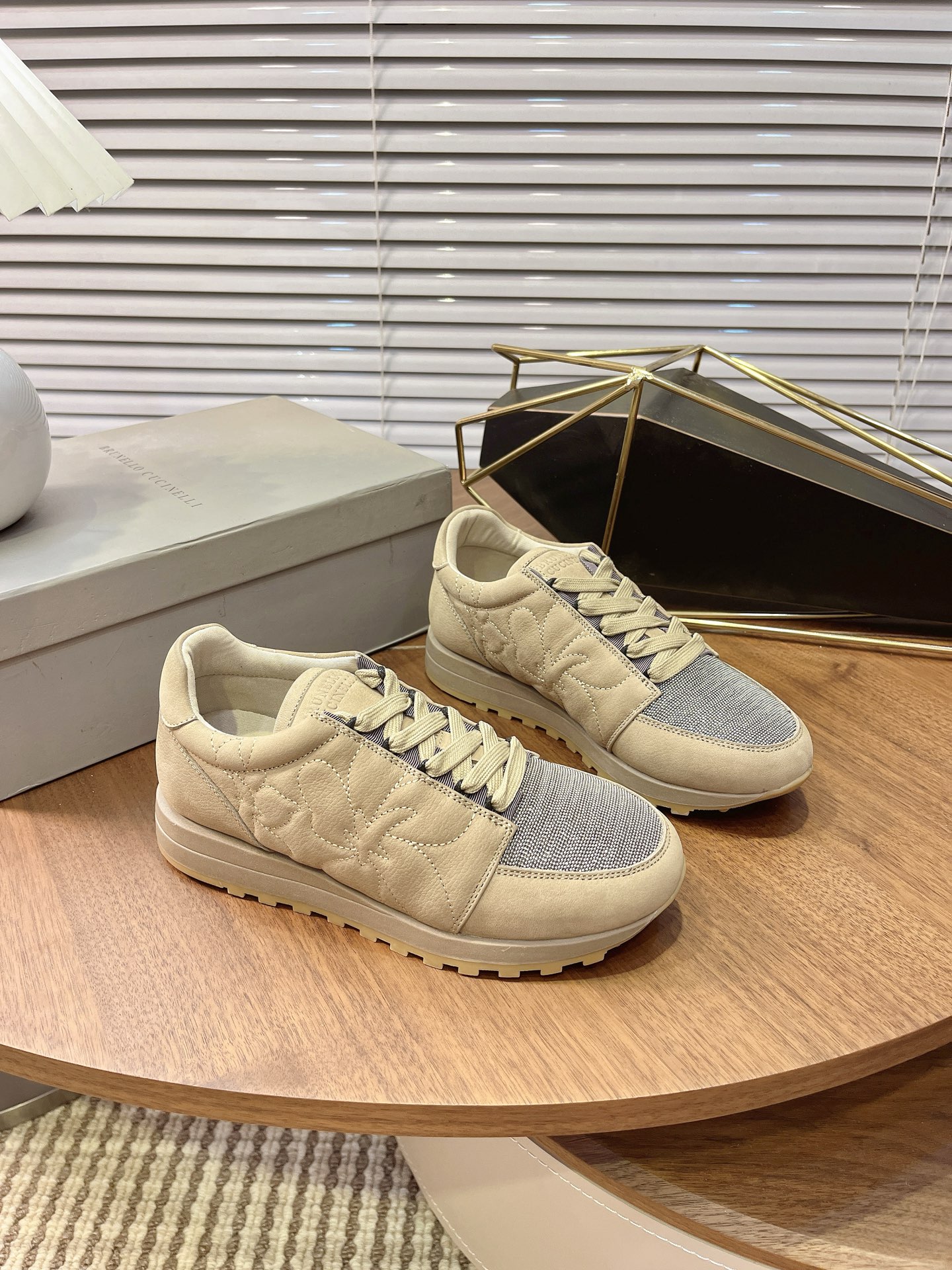 NO:482490,#The most popular four-season casual sneakers at home and abroad.bc bought more than ten sets of originals. After more than half a year of development, it was crafted and made with a dedicated person to inspect each process. It produced high-quality shoes with a 1-to-1 mold opening. All materials, fabric top layer cowhide, hardware, inner and packaging, all customized materials according to the original version 1-to-1, which really made it comfortable, beautiful, breathable, generous and versatile high-end shoes. Size36-40 (35/41/42 custom-made, no return or exchange), casual shoes/sneakers, cowhide19860909#国内外最流行的,四季休闲运动鞋.bc买回十多套原版,历经半年多的开发,匠心制作,每道工序都有专人验货,生产出了高品质的鞋大底1比1开模,所有材料,面料头层牛皮,五金,内里,包装,全部按照原版1比1定制材料,真正做到了,上脚舒服,美观,透气, 大方,百搭的高端鞋. Size36-40（35/41/42定做不退换）,休闲鞋/运动鞋,sneakers,cowhide,Women's Shoes