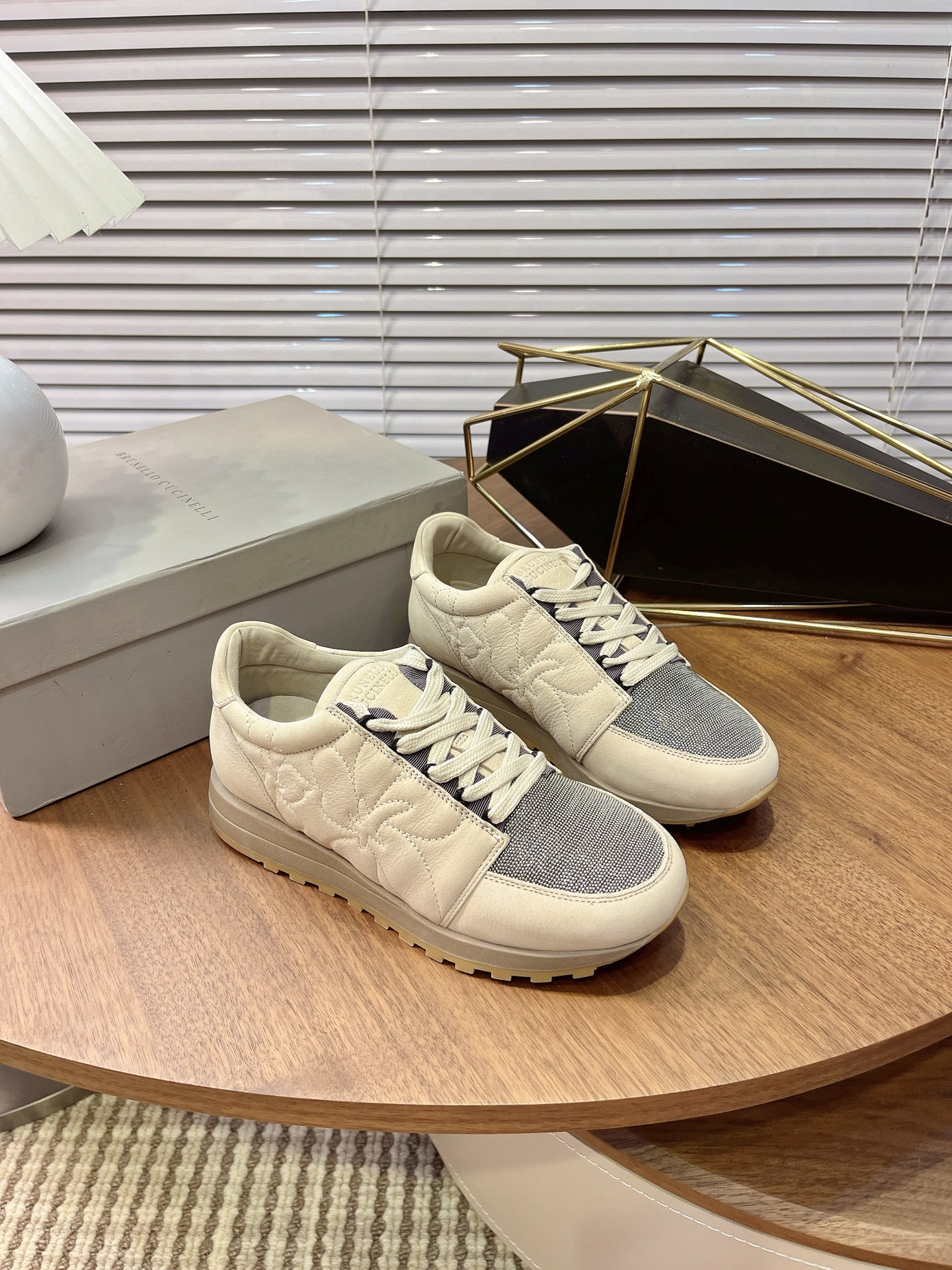 NO:482492,#The most popular four-season casual sneakers at home and abroad.bc bought more than ten original sets. After more than half a year of development and craftsmanship, each process has been inspected by a dedicated person, and produced high-quality shoes with a 1-to-1 mold opening. All materials, fabric top layer cowhide, hardware, inner and packaging, all customized materials according to the original 1-to-1 customization, which is truly done. It is comfortable to wear, beautiful, breathable, generous and versatile high-end shoes. Size36-40 (35/41/42 custom-made, no return or exchange), casual shoes/sneakers, cowhide19860909#国内外最流行的,四季休闲运动鞋.bc买回十多套原版,历经半年多的开发,匠心制作,每道工序都有专人验货,生产出了高品质的鞋大底1比1开模,所有材料,面料头层牛皮,五金,内里,包装,全部按照原版1比1定制材料,真正做到了,上脚舒服,美观,透气, 大方,百搭的高端鞋.Size36-40（35/41/42定做不退换）,休闲鞋/运动鞋,sneakers,cowhide,Women's Shoes