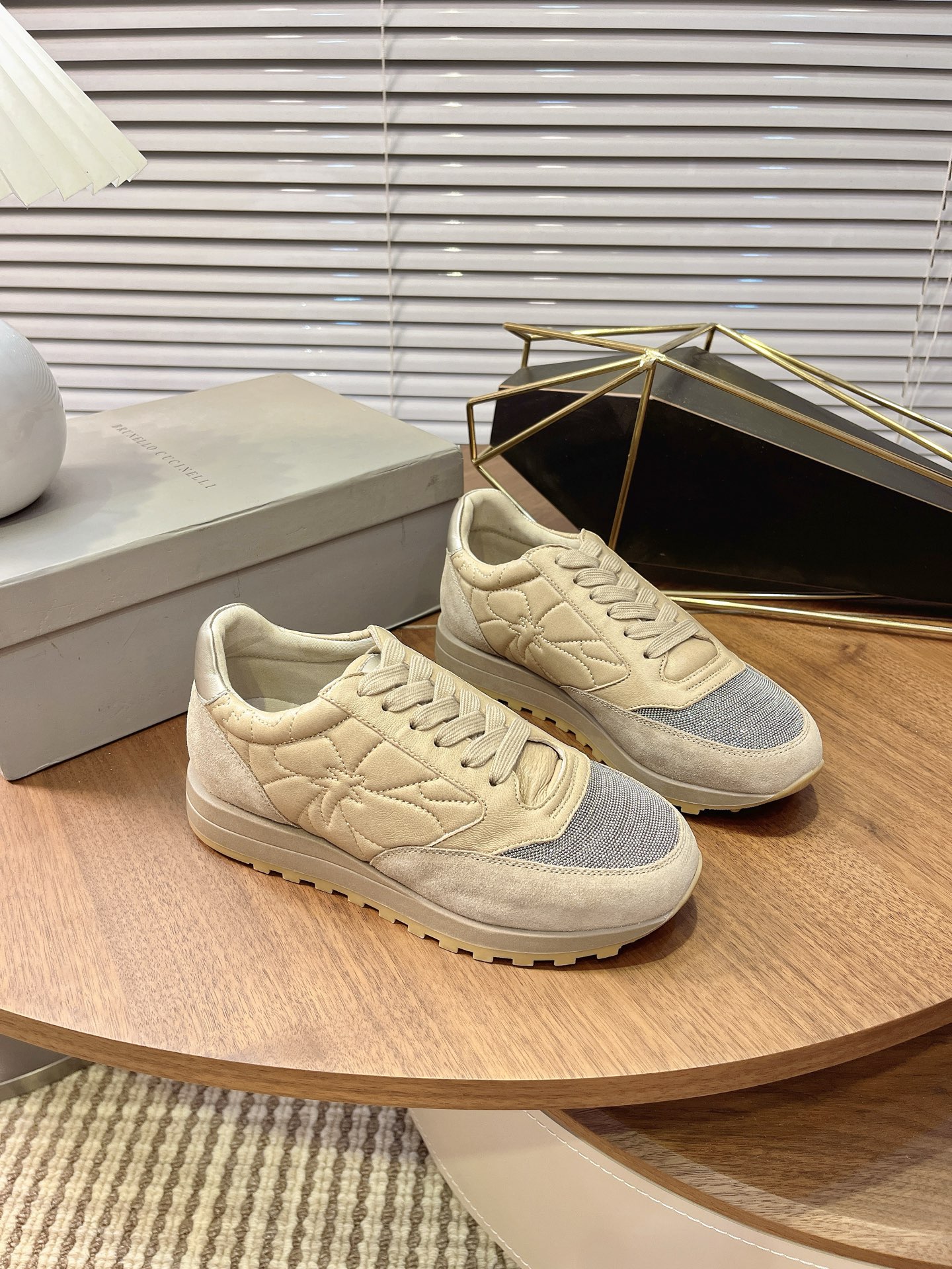 NO:482494,#The most popular four-season casual sneakers at home and abroad.bc bought more than ten sets of originals. After more than half a year of development, it was crafted and made with a dedicated person to inspect each process. It produced high-quality shoes with a 1-to-1 mold opening. All materials, fabric top layer cowhide, hardware, inner and packaging, all customized materials according to the original version 1-to-1, which really made it comfortable, beautiful, breathable, generous and versatile high-end shoes. Size36-40 (35/41/42 custom-made, no return or exchange), casual shoes/sneakers, cowhide19860909#国内外最流行的,四季休闲运动鞋.bc买回十多套原版,历经半年多的开发,匠心制作,每道工序都有专人验货,生产出了高品质的鞋大底1比1开模,所有材料,面料头层牛皮,五金,内里,包装,全部按照原版1比1定制材料,真正做到了,上脚舒服,美观,透气, 大方,百搭的高端鞋. Size36-40（35/41/42定做不退换）,休闲鞋/运动鞋,sneakers,cowhide,Women's Shoes