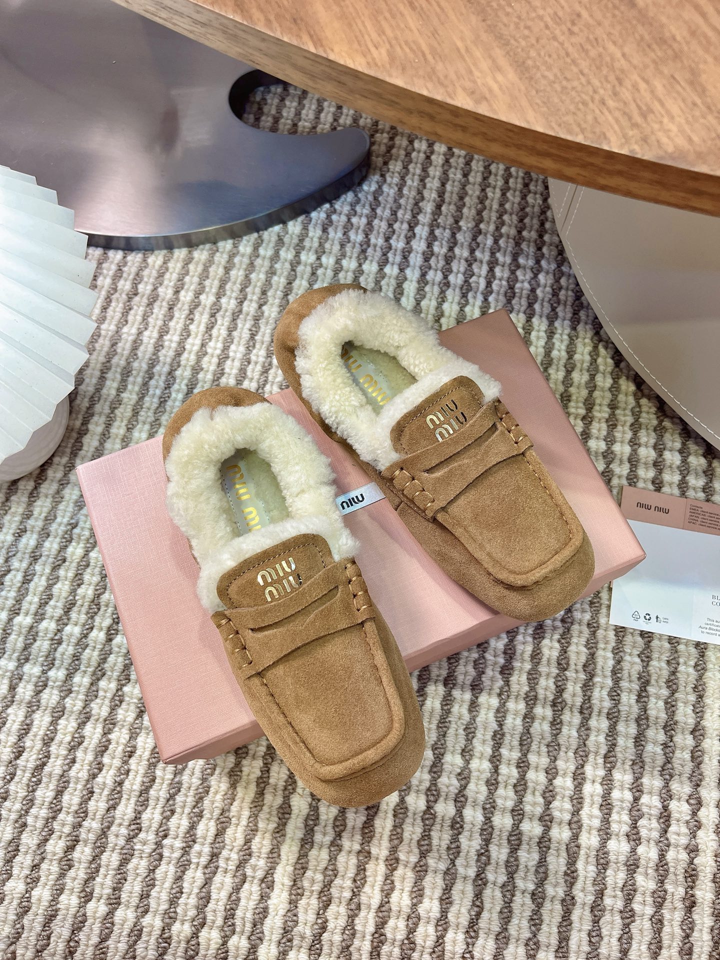 NO:482488,【Miu Miu】2025 autumn and winter new model lamb wool loafers original 1:1 development and instant killing all versions of European and American celebrities and internet celebrities. European imported A-class wool. The same as the original. All full shoes are made of pure wool. The upper and footbed logo are mixed-bred sheepskin. The original 11 open mold rubber sole. Wear-resistant and non-slip size: 35-40 (41 custom made without return) Maroon sand color, walnut color, loafers fur shoes, miumiu, loafers, sheepskin19860909【Miu Miu】2025秋冬新款 羊羔毛乐福鞋 原版1:1开发秒杀市场一切版本欧美名媛明星、网红的大爱款 欧洲进口A级羊毛 与原版一致满鞋全部采用纯羊毛 鞋面和垫脚logo采用混种羊皮 原版11开模橡胶大底 耐磨防滑 码数:35-40（41定做不退换） 栗色沙色 胡桃木色,乐福鞋毛毛鞋,miumiu,loafers,sheepskin,Women's Shoes