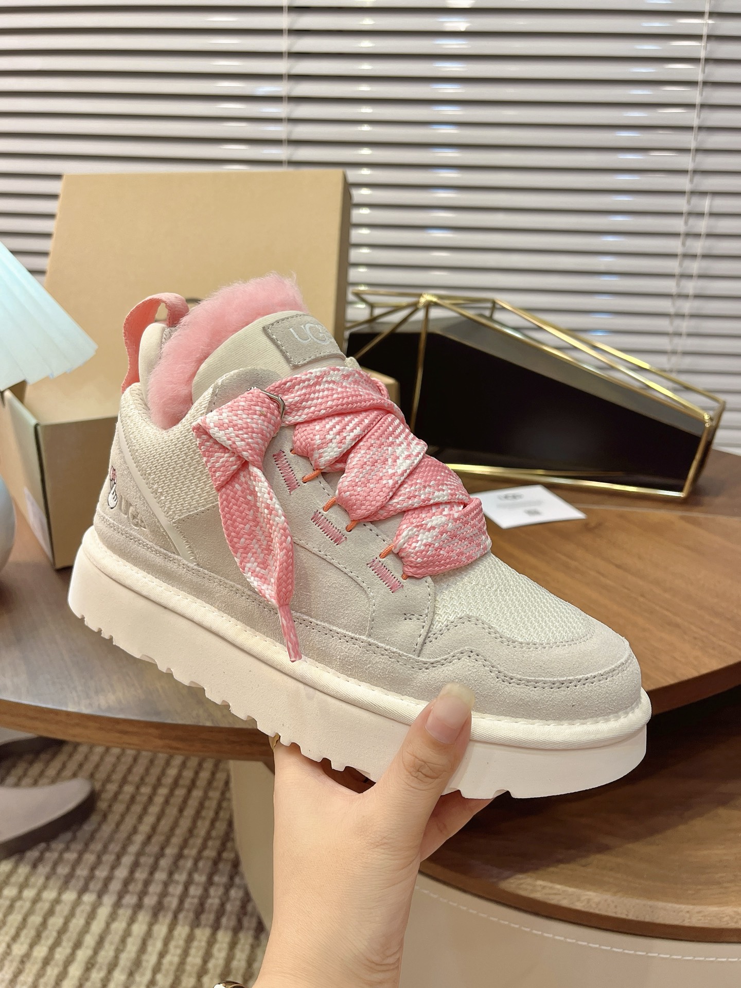 NO:356808,UGG autumn and winter new Mel casual shoes fur shoes snow boots upper design, recycled ballistic canvas mesh, high-quality fur upper, shoe inner material, Longfeng sheepskin integrated. Furry inner lining, warm lock, embossed logo on the back of the heel, original sole EVA Size: 35-41 (40.41 non-return and exchange), boots, sheepskin19860909UGG秋冬新款梅尔休闲鞋毛毛鞋雪地靴 鞋面设计,再生弹道帆布网纱、采用优质翻毛皮鞋面,鞋内里材质,采用隆丰羊皮毛一体.毛茸内里,保暖锁热,跟后侧饰有压花logo,原版鞋底EVA Size:35-41（40.41不退换）,,boots,sheepskin,Men's shoes