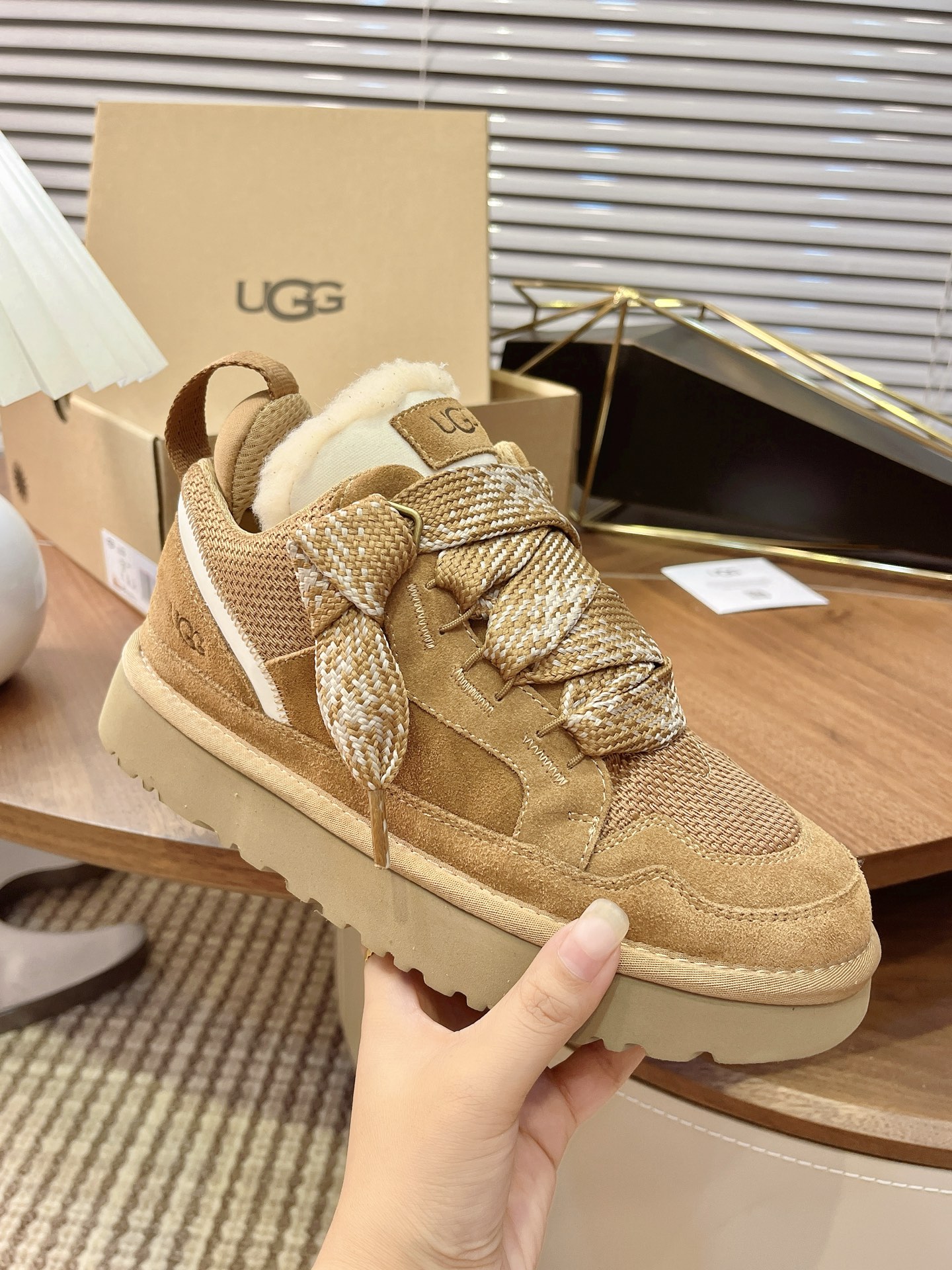 NO:482281,Couple model UGG autumn and winter new Mel casual shoes, snow boots Soft and skin-friendly, comfortable flat-toe flat-lace low-top casual shoes, upper fur, recycled ballistic cloth mesh upper with embossed logo on the back of the heel EVA item number 1144032 Size 35-45 (45 no return or exchange), snow boots, boots19860909情侣款 UGG秋冬新款梅尔休闲鞋毛毛鞋,雪地靴 柔软亲肤,舒适平底圆头扁平鞋带低帮休闲鞋 鞋面翻毛皮,再生弹道布网纱鞋面跟后侧饰有压花logo 鞋底EVA 货号1144032 码数35-45（45不退换）,雪地靴,boots,Women's Shoes