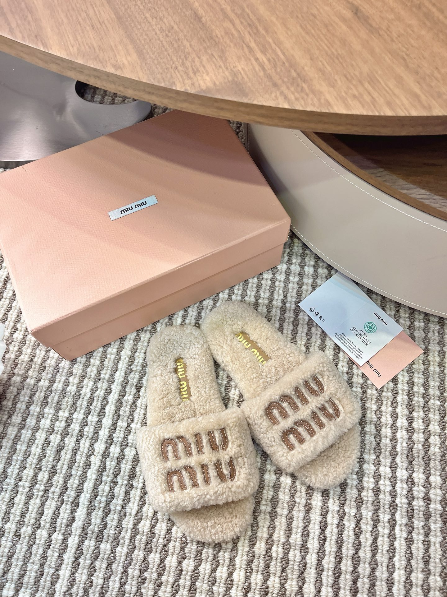 NO:482484,MiuMiu/Miu Miu 25ss autumn and winter show new style·Same style flat-soled home fur slippers appear on the covers of major fashion magazines, you won’t regret it when you close your eyes, and you will feel very comfortable and comfortable to put on your feet (ZP custom fabric) miumiu | Miu Miu 2025 autumn and winter new Internet celebrity ins lamb fur slippers miumiu flat-soled embroidered wool slippers simple, atmospheric and fashionable, unpredictable, is the classic of the fashion circle that never fades away, simple and comfortable, let you wear a different temperament Imported lamb fur on the upper, imported lamb fur inside, original outsole of soles, size 35-39 (customized by 40/41), fur shoes slippers, miumiu, slippers19860909MiuMiu/缪缪25ss秋冬走秀新款·明星同款平底居家毛毛拖鞋 出现在各大时装杂志封面,闭眼入都是不会后悔·上脚非常舒服超舒适（ZP订制面料）miumiu｜缪缪2025秋冬新品网红ins羊羔毛拖鞋 miumiu平底刺绣羊毛拖鞋简约大气时髦耐看不过时是时尚圈永不退潮的经典所在,简约 舒适 让你穿出不一样的气质 鞋面进口羊羔毛 内里进口羊羔毛 鞋底原版大底 码数35-39（40/41订做）,毛毛鞋拖鞋,miumiu,slippers,Women's Shoes