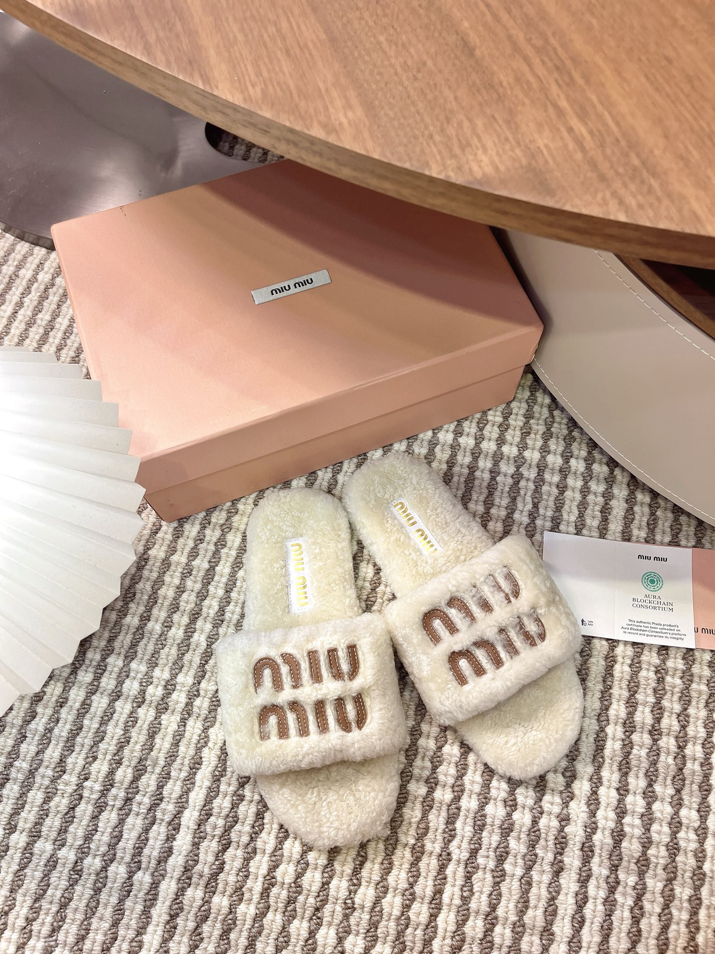 NO:482485,MiuMiu/Miu Miu 25ss autumn and winter show new style·Same style flat-soled home fur slippers appear on the covers of major fashion magazines, you won’t regret it when you close your eyes, and you will feel very comfortable and comfortable to put on your feet (ZP custom fabric) miumiu | Miu Miu 2025 autumn and winter new Internet celebrity ins lamb fur slippers miumiu flat-soled embroidered wool slippers simple, atmospheric and fashionable, unpredictable, is the classic of the fashion circle that never fades away, simple and comfortable, let you wear a different temperament Imported lamb fur on the upper, imported lamb fur inside, original outsole of soles, size 35-39 (customized by 40/41), fur shoes slippers, miumiu, slippers19860909MiuMiu/缪缪25ss秋冬走秀新款·明星同款平底居家毛毛拖鞋 出现在各大时装杂志封面,闭眼入都是不会后悔·上脚非常舒服超舒适（ZP订制面料）miumiu｜缪缪2025秋冬新品网红ins羊羔毛拖鞋 miumiu平底刺绣羊毛拖鞋简约大气时髦耐看不过时是时尚圈永不退潮的经典所在,简约 舒适 让你穿出不一样的气质 鞋面进口羊羔毛 内里进口羊羔毛 鞋底原版大底 码数35-39（40/41订做）,毛毛鞋拖鞋,miumiu,slippers,Women's Shoes