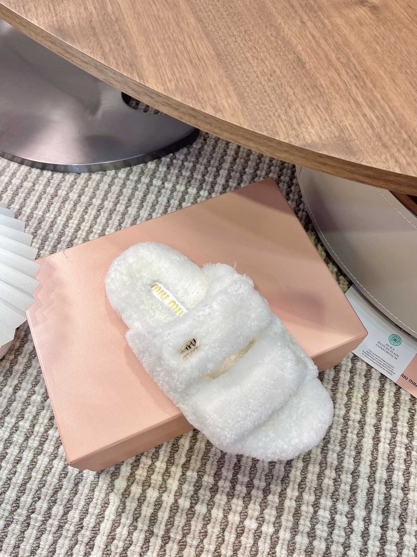 NO:482482,MiuMiu Miu's latest fur slippers in autumn and winter~ Miu's family has also released a lot of these pairs of fur drags this year, and they look very good!  The leather is very high-end. It is perfect with autumn and winter denim shorts. It has fashion elements and the upper surface is very noble. It can always show the feminine fashion charm when worn. It is fashionable but not overly ostentatious. MIUIMIUI letter buckle is so beautiful. The inner foot pads are really wool. Original non-slip sole. Size35-40, fur shoes and slippers, miumiu, slippers, shorts19860909MiuMiu缪缪秋冬最新款毛毛拖鞋～ Miu家今年也是出了不少 这双毛拖也好好看！皮质的就是非常高级呀 搭配秋冬的牛仔短裤 简直就是完美呀 大爱款,有时尚元素,鞋面外表 贵气感十足 穿上它总能展现女性时尚韵味 时尚却不过分张扬 MIUIMIUI字母扣实在太美 鞋面内里垫脚真羊毛 原版防滑大底 Size35-40,毛毛鞋拖鞋,miumiu,slippers,shorts,Women's Shoes