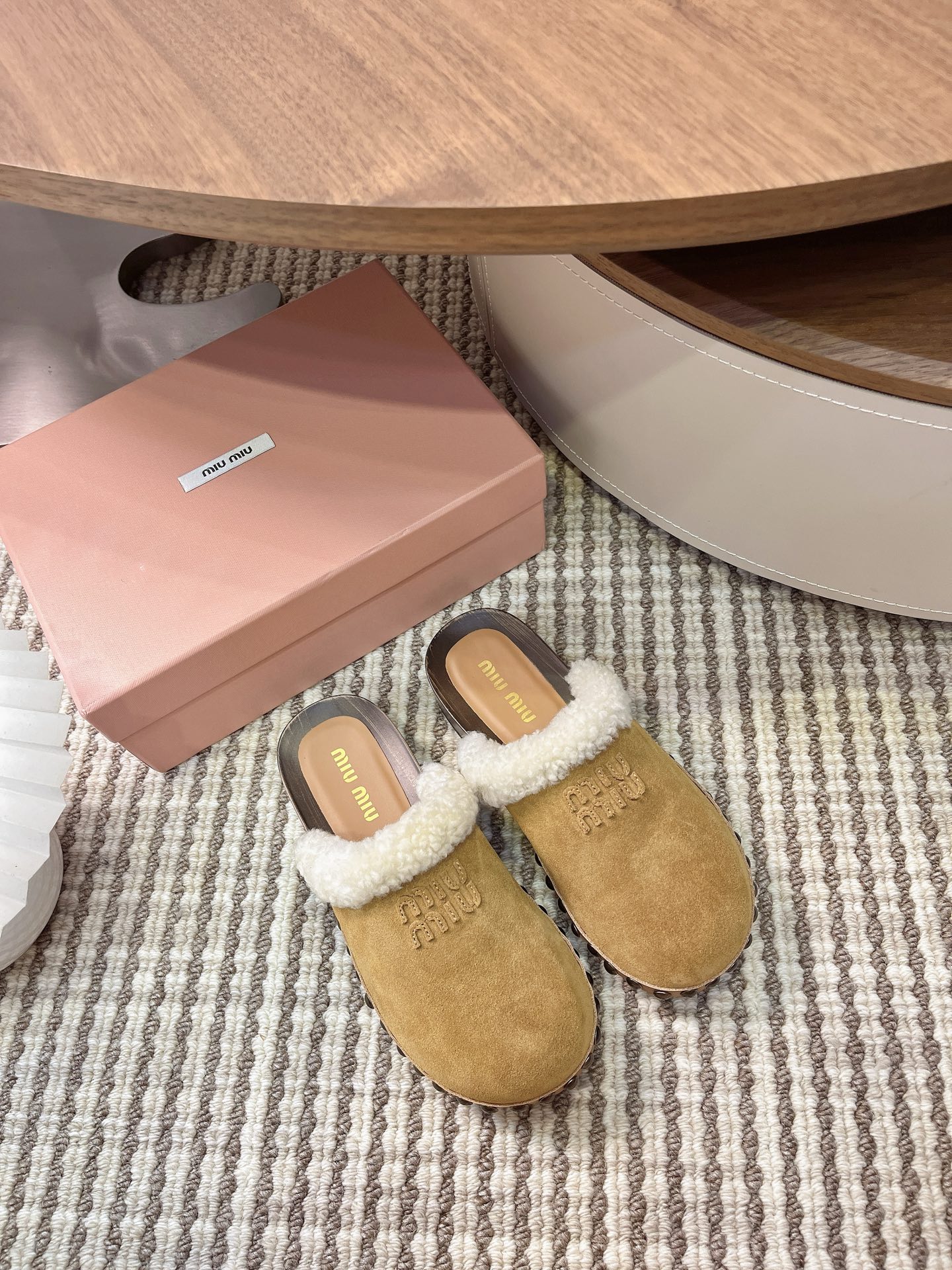 NO:482476,Miu's new suede wool slippers lead the new fashion. Miu's easy to control the miu's air. It's really nice to use. There are many highlights in simplicity. A layered atmosphere with a sweet ribbon. Upper cowhide and wool. Inner footbed sheepskin. Original open molded sole. Size 35-39 (customized for 40 41), semi-dragged fur shoes. Miumiu, slippers, cowhide, sheepskin, chamois leather.19860909miu新款麂皮羊毛拖鞋 引领新时髦 miu里miu气轻松拿捏 上脚真的超好看 简约中不乏亮点 流淌出一丝带甜的层次氛围 鞋面牛皮加羊毛 内里垫脚羊皮 原版开模大底 尺码35-39（40 41定做）,半拖毛毛鞋,miumiu,slippers,cowhide,sheepskin,chamois leather,Women's Shoes