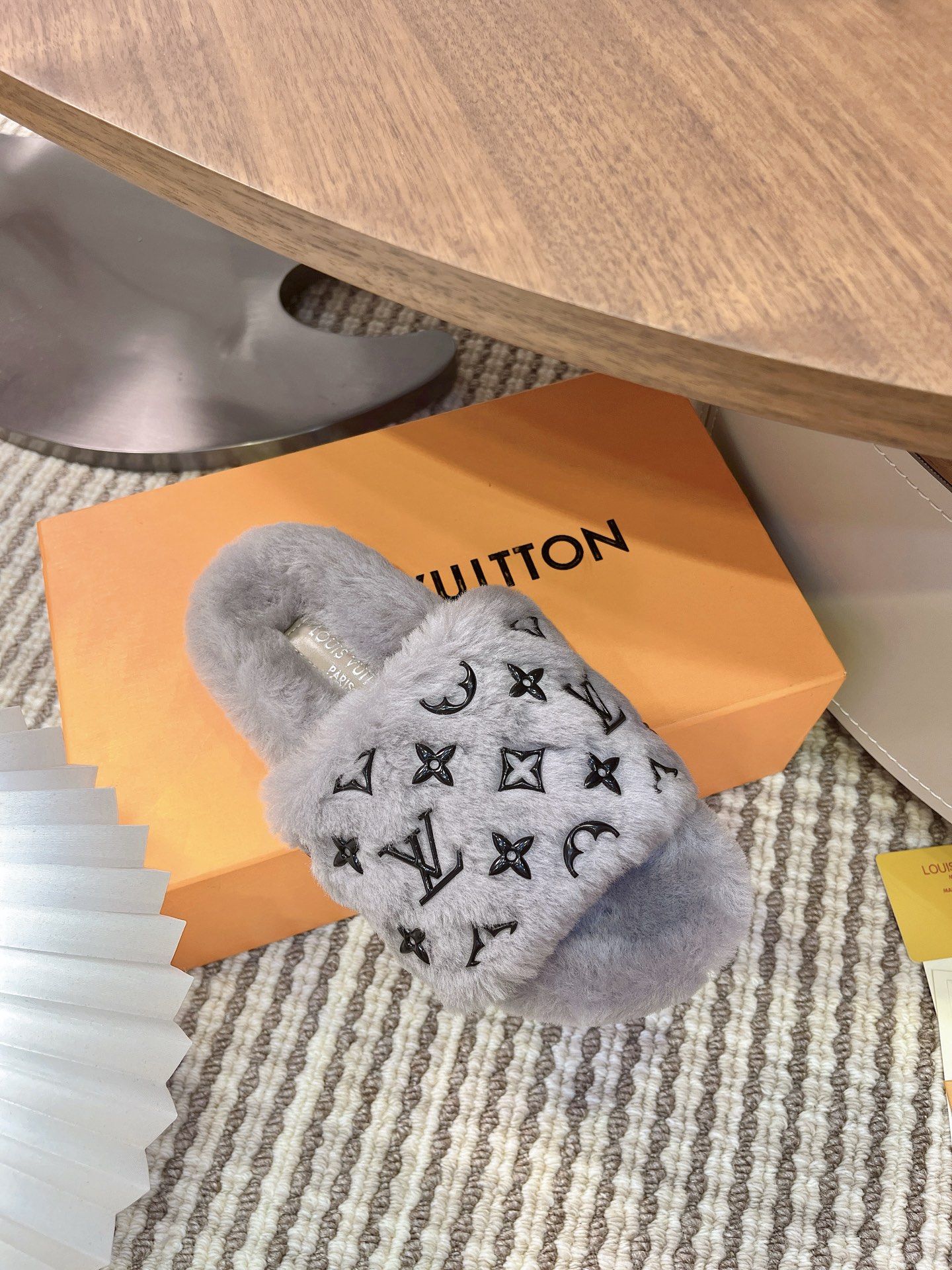 NO:482464,2025 autumn and winter new LOUIS VUITTON Louis Vuitton LV wallet wool slippers Velcro lazy fur thick-soled slippers When the classic gene of LV hits the soft warmth of autumn and winter, this pair of hairy drag is destined to become the natural item of autumn and winter for fashionable people. At a glance, what is lost is the ingenuity of design with its own nobleness. The inspiration of wallet elements is integrated into fashionable and retro!  It seems to wear the exquisite storage elegance on the feet. The iconic Monogram pattern is faintly visible, and it looks more low-key and high-end under the soft fleece. Every step is to take the brand's unique classic aura. The touch is even more irresistible - high-quality fluff is thick and fluffy. It looks like stepping into the clouds that have just been sunken from the toes to the bottom of the heart. Upper wool, inner foot pad wool, sole open mold anti-slip rubber outsole, size 35-39 (customized for 40/41/42, no return or exchange), fur shoes, louis vuitton, louis vuitton, louis vuitton, slippers, wallets198609092025秋冬新款LOUIS VUITTON 路易威登 LV钱包羊毛拖鞋魔术贴懒人毛毛厚底拖鞋 当LV的经典基因撞上秋冬的柔软暖意,这双毛拖注定要成为时髦精的秋冬本命单品.一眼沦陷的 是那抹自带贵气的设计巧思.钱包元素的灵感融入 时髦又复古感！仿佛把精致收纳的优雅穿在了脚上,标志性的Monogram纹路若隐若现,在柔软绒毛的包裹下更显低调高级,每一步都踏出品牌独有的经典气场.触感更是让人无法抗拒——优质绒毛浓密蓬松.像踩进刚晒过的云朵里 从脚尖暖到心底. 鞋面羊毛 内里垫脚羊毛 鞋底开模防滑橡胶大底 码数35-39（40/41/42定做不退换）,毛毛鞋拖鞋,louis vuitton,louis vuitton,louis vuitton,slippers,wallets,Women's Shoes