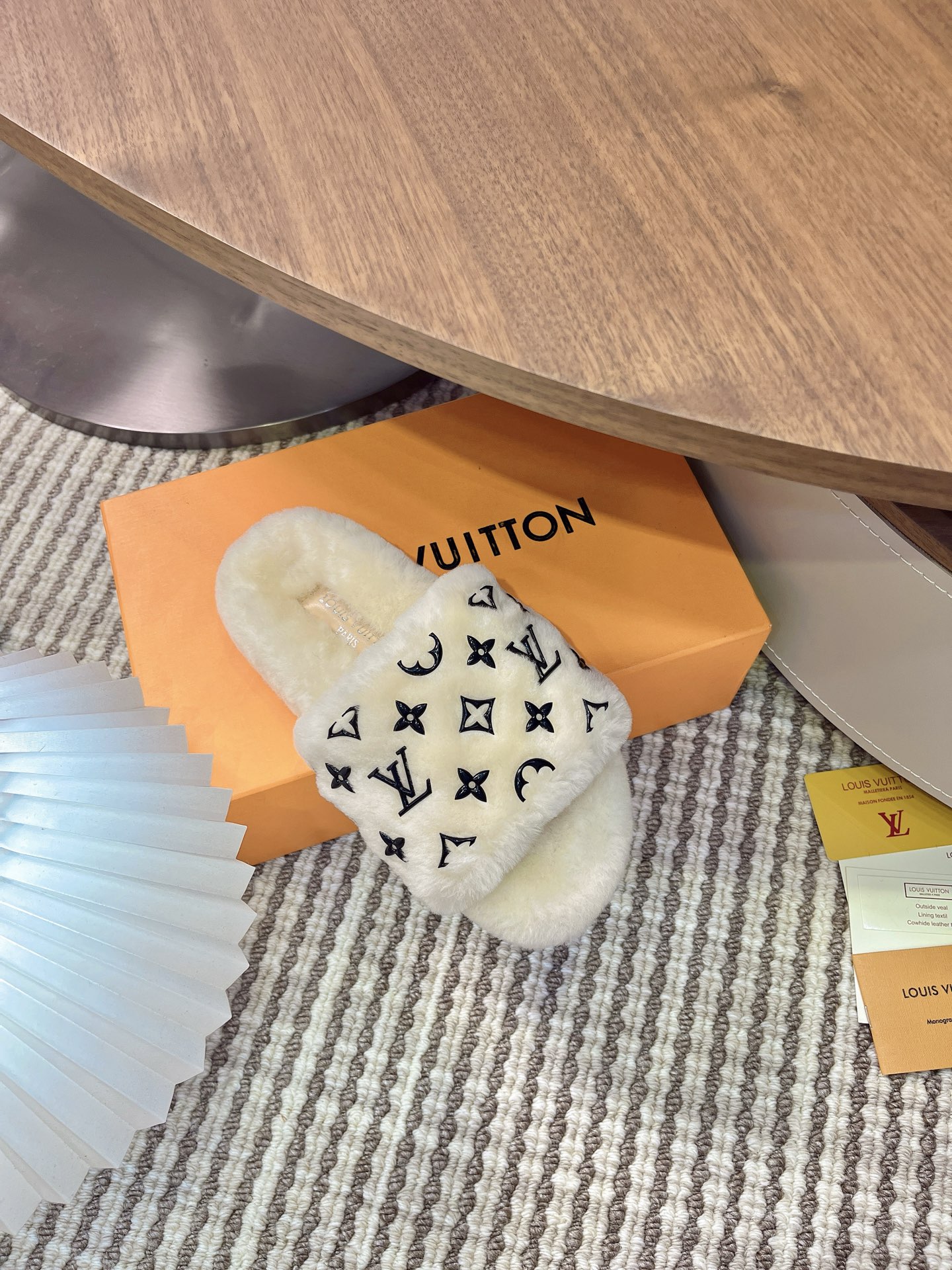 NO:482467,2025 autumn and winter new LOUIS VUITTON Louis Vuitton LV wallet wool slippers Velcro lazy fur thick-soled slippers When the classic gene of LV hits the soft warmth of autumn and winter, this pair of hairy drag is destined to become the natural item of autumn and winter for fashionable people. At a glance, what is lost is the ingenuity of design with its own nobleness. The inspiration of wallet elements is integrated into fashionable and retro!  It seems to wear the exquisite storage elegance on the feet. The iconic Monogram pattern is faintly visible, and it looks more low-key and high-end under the soft fleece. Every step is to take the brand's unique classic aura. The touch is even more irresistible - high-quality fluff is thick and fluffy. It looks like stepping into the clouds that have just been sunken from the toes to the bottom of the heart. Upper wool, inner foot pad wool, sole open mold anti-slip rubber outsole, size 35-39 (customized for 40/41/42, no return or exchange), fur shoes, louis vuitton, louis vuitton, louis vuitton, slippers, wallets198609092025秋冬新款LOUIS VUITTON 路易威登 LV钱包羊毛拖鞋魔术贴懒人毛毛厚底拖鞋 当LV的经典基因撞上秋冬的柔软暖意,这双毛拖注定要成为时髦精的秋冬本命单品.一眼沦陷的 是那抹自带贵气的设计巧思.钱包元素的灵感融入 时髦又复古感！仿佛把精致收纳的优雅穿在了脚上,标志性的Monogram纹路若隐若现,在柔软绒毛的包裹下更显低调高级,每一步都踏出品牌独有的经典气场.触感更是让人无法抗拒——优质绒毛浓密蓬松.像踩进刚晒过的云朵里 从脚尖暖到心底. 鞋面羊毛 内里垫脚羊毛 鞋底开模防滑橡胶大底 码数35-39（40/41/42定做不退换）,毛毛鞋拖鞋,louis vuitton,louis vuitton,louis vuitton,slippers,wallets,Women's Shoes