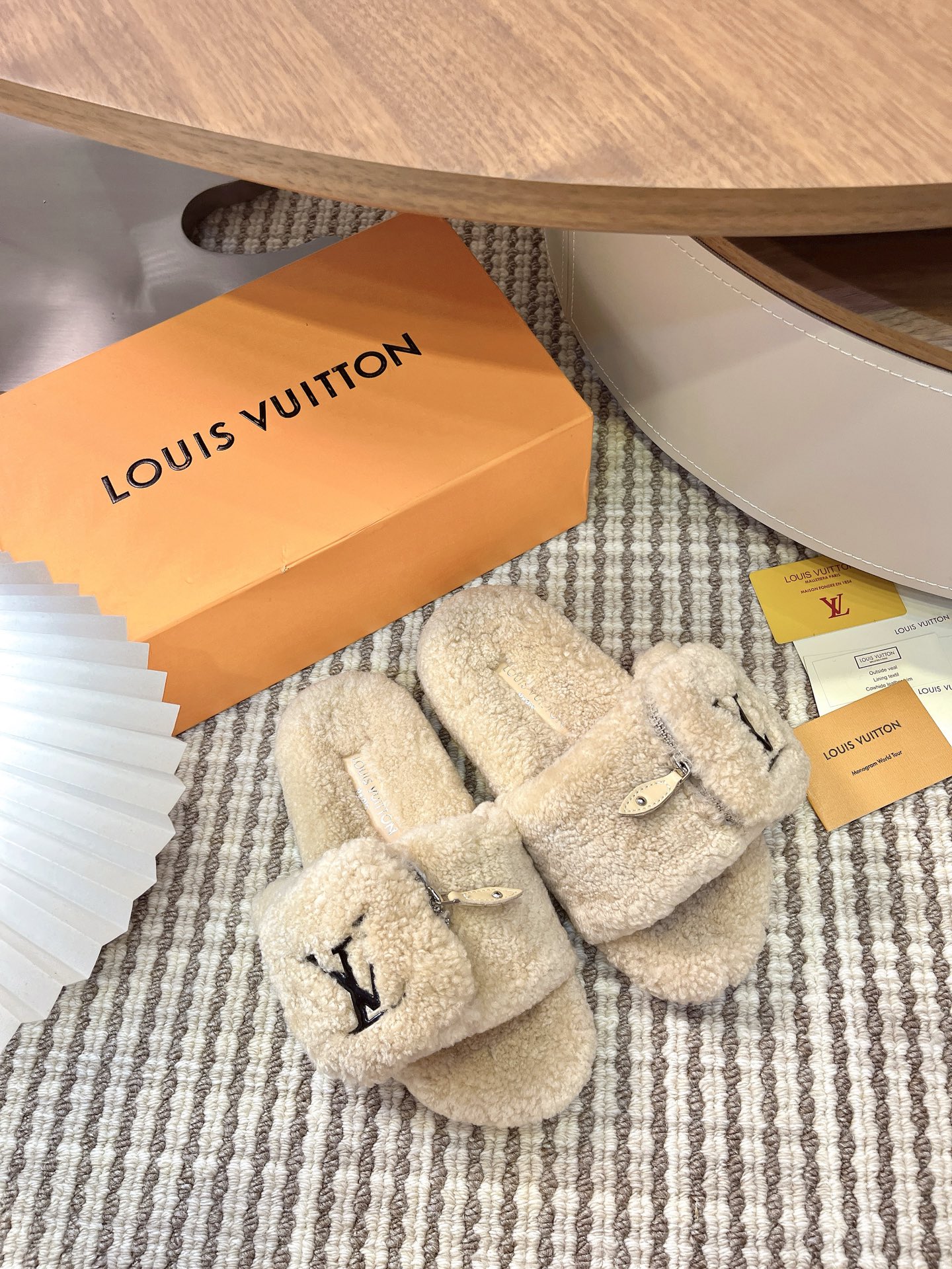 NO:482461,Louis Vuitton 2025 new fashion Velcro zipper bag lamb wool slippers for women LV letter logo flat sole round toe color-blocking open toe home shoes imported upper lamb wool outsole original mold open mold anti-slip wear-resistant rubber outsole size 35-41 (40.41 custom made without return or replacement) upper wool inner foot pad wool sole open mold anti-slip rubber outsole size 35-39 (40/41/42 custom made without return or replacement), fur shoes slippers, louis vuitton, louis vuitton, slippers19860909Louis Vuitton 2025 秋冬新款时尚魔术贴拉链包羊羔毛女拖鞋 LV字母logo平底圆头拼色露趾居家鞋 鞋面进口羊羔毛 大底原版开模防滑耐磨橡胶大底 码数35-41(40.41定制不退换) 鞋面羊毛 内里垫脚羊毛 鞋底开模防滑橡胶大底 码数35-39（40/41/42定做不退换）,毛毛鞋拖鞋,louis vuitton,louis vuitton,slippers,Women's Shoes