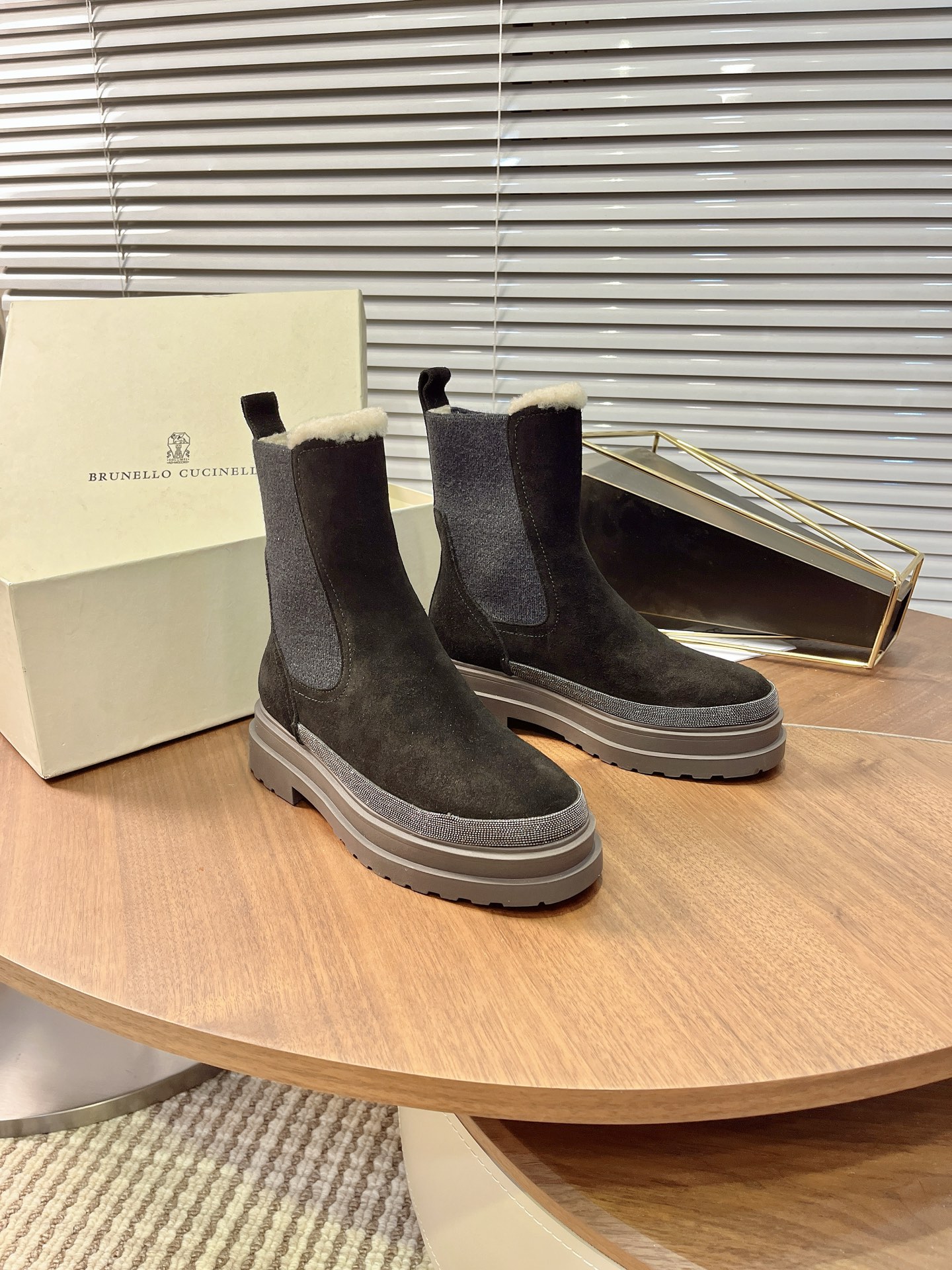 NO:482469,#Bruno Cuccinelli#Autumn and winter genuine leather thick-soled British style, Chelsea boots take you on a new journey of fashion. This Chelsea boot is simple but elegant, exuding a unique temperament and charm. Walking on the street, its figure is like an unruly dancer, cleverly combining personality and style. It is made of excellent materials and is carefully crafted. Every step is like stepping on a soft cloud, adding an unparalleled comfort to every step you take. The head shape is delicate, durable, low-key, temperament, simple and versatile. The entire shoe shape is clean, neat, classic and simple, and will not be outdated for a few years!  Inlaying with classic bead strips, each of these shiny beads has been carefully selected to ensure the perfect unity of luster and quality. A row of precious beads is dotted on the back of the heel. (This is what we deliberately went up) is all fixedly pasted one by one through pure hand-made methods, and the arrangement is tight and neat. Each step of the process shows our persistence in perfection and pursuit of excellence. This craft is not only time-consuming and labor-intensive, but also an ultimate test of craftsmanship skills. However, this is also the iconic feature of the BC brand. It represents our persistent pursuit of quality and perfect control of details. Glue foam lightweight sole, anti-slip, wear-resistant, light, shock-absorbing, grip, and flexible. Good short boots, not only light and soft, elastic, but also light and easy to walk, comfortable walking without tiring your feet, and full-size index of calf suede leather on the upper, and calf leather on the toe spliced ​​calf leather  Imported calfskin with large sole rubber foam lightweight large sole, a very good comfort!  Height height is about 4㎝!  Size 35/36/37/38/39/40 (40 non-return and exchange), boots, boots, cowhide19860909#布鲁内诺库奇内利#秋冬季真皮厚底英伦风一脚蹬绒里切尔西靴带你踏上时尚新征程 这款切尔西靴设计简约而不失优雅,散发着独特的气质魅力. 走在街头,它的身影就如同一位不羁的舞者,将个性与风格巧妙地结合在一起.采用上乘材质精 心打造,每一次踩踏都如同踩在柔软的云朵之上,为你的每一步增添了无与伦比的舒适感. 头型秀气耐看低调有气质简简单单就很百搭,整个鞋型干净利落经典简约的版型穿几年都不会过时！ 采用经典钉珠条进行镶嵌,这些闪闪发光的珠子,每一颗都经过精心挑选,确保其光泽与品质的完美统一,一排珍贵镶珠点缀在鞋跟后部一圈,（这是我们特意上去的)全部通过纯手工的方式,一条一条地做固定粘贴,排列紧密而整齐,每一步的工艺处理,都展现了我们对完美的坚持,和追求的卓越,这样的工艺不仅费时费力,更是对匠人技艺的极致考验.然而,这也是BC品牌的标志性特点,它代表了我们对品质的执着追求和对细节的完美把控. 胶发泡轻质大底,防滑耐磨、轻盈、减震、抓地、灵活,好的短靴,大底不仅轻软,有弹性,还轻便行走自如,走路舒适不累脚,实穿指数满分 鞋面小牛绒面皮,鞋头拼接小牛皮 内里进口小牛皮 大底橡胶发泡轻质大底,舒适度非常棒的一款！ 跟高4㎝左右！ 尺码35/36/37/38/39/40（40不退换）,靴子,boots,cowhide,Women's Shoes