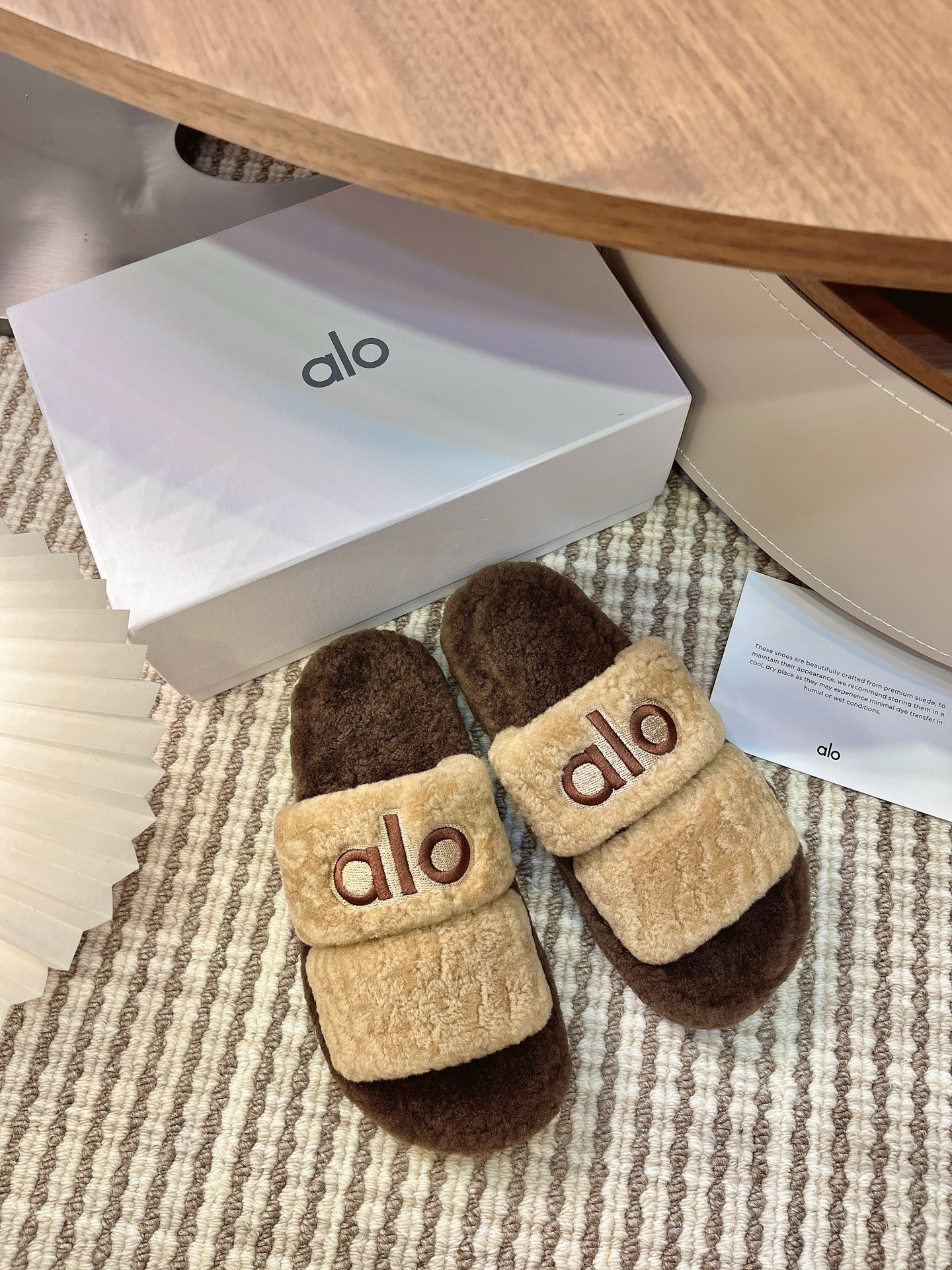 NO:351583,alo latest 2025 autumn and winter new fur shoes alo too many beautiful shoes in this season. This fur drag really makes me unable to extricate myself. It's so cute~ Fabric imported from Europe, original sole sole TPU material is non-slip and wear-resistant. Size 35-40 (40 custom made without return or exchange),19860909alo最新款2025秋冬新款毛毛鞋 alo这季节美鞋太多这款毛拖真的是让我无法自拔真太可爱了～ 面料欧洲进口羊毛, 鞋底原版鞋底TPU材质防滑耐磨 码数35-40（40定做不退换）,,Men's shoes