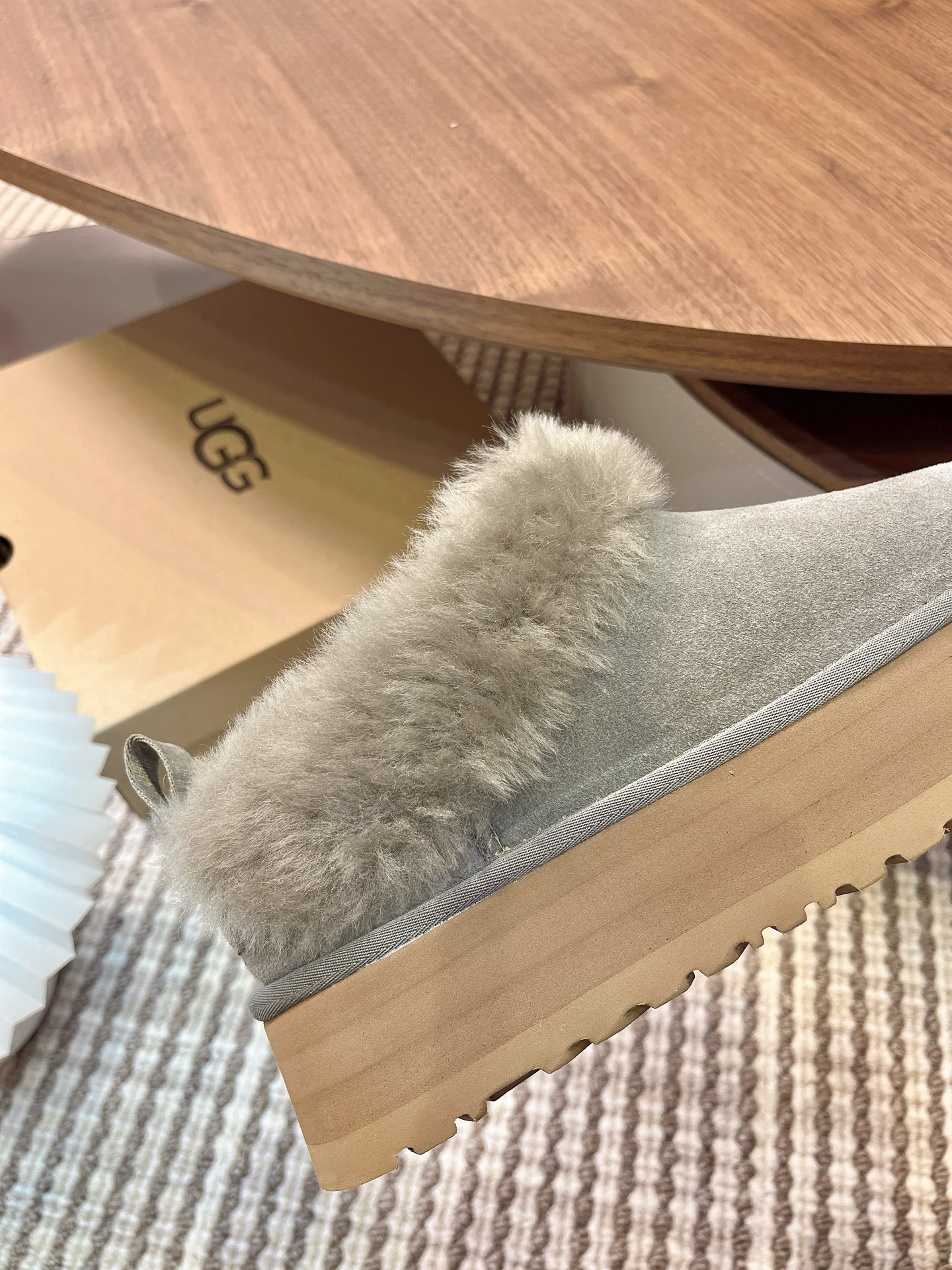UGG 秋冬新款塔茨勒居家便鞋，内里真羊毛，三层半组合eva发泡大底◾️羊皮毛鞋鞋领，溢毛设计，可爱甜美