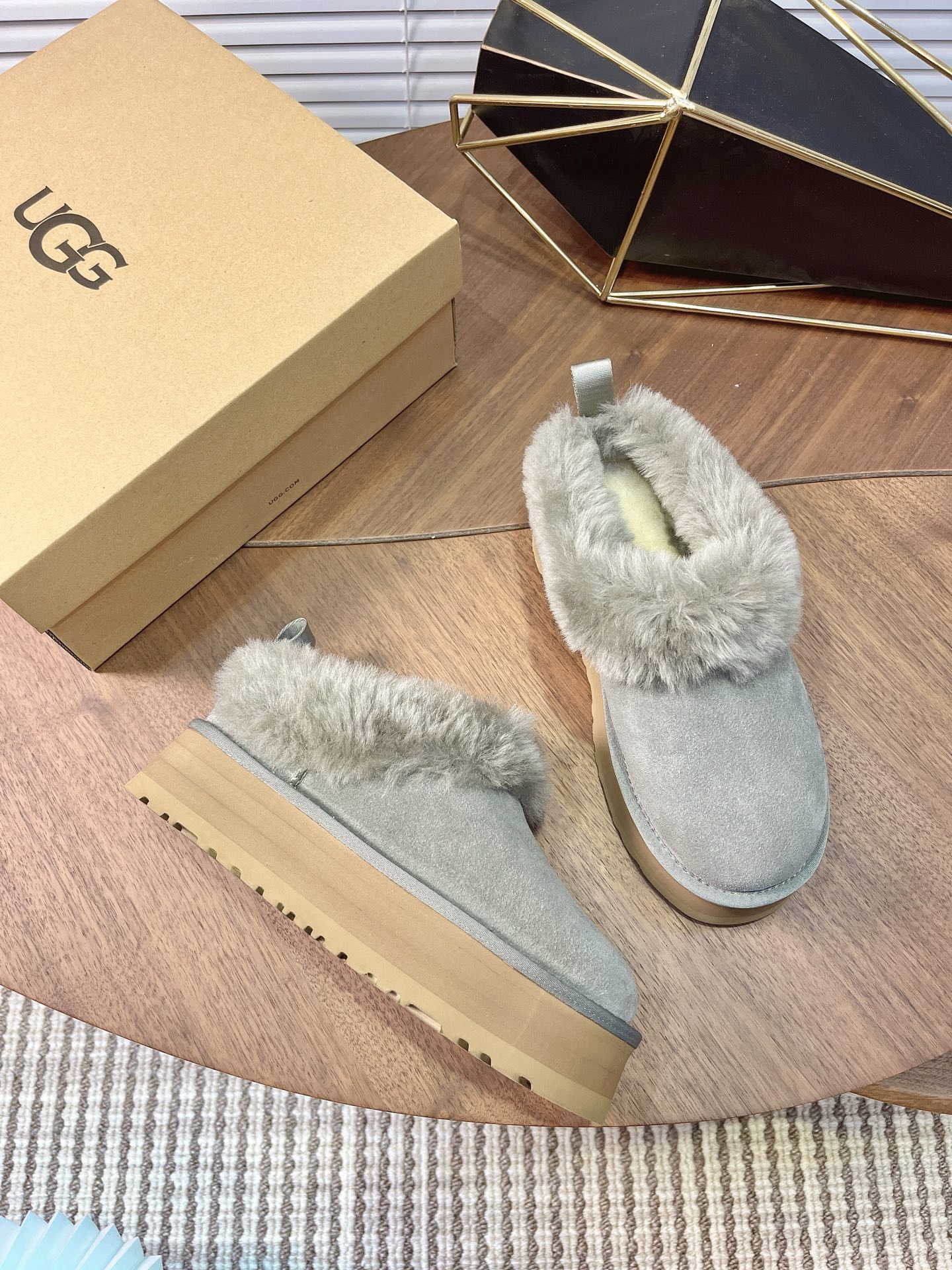UGG 秋冬新款塔茨勒居家便鞋，内里真羊毛，三层半组合eva发泡大底◾️羊皮毛鞋鞋领，溢毛设计，可爱甜美