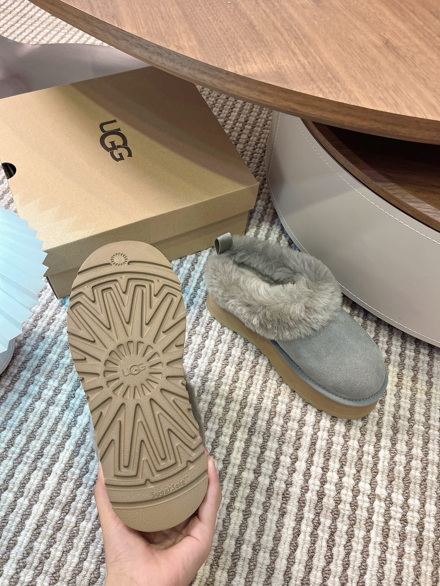UGG 秋冬新款塔茨勒居家便鞋，内里真羊毛，三层半组合eva发泡大底◾️羊皮毛鞋鞋领，溢毛设计，可爱甜美