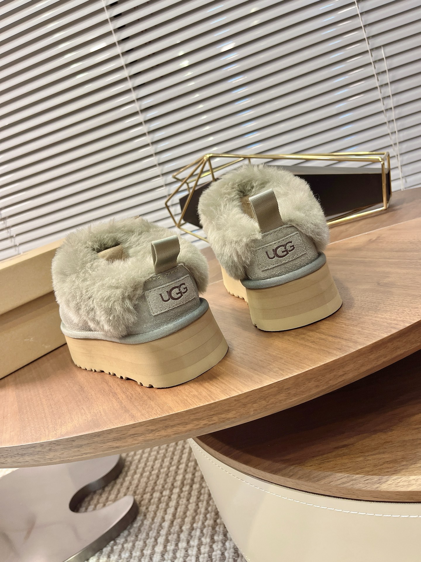 UGG 秋冬新款塔茨勒居家便鞋，内里真羊毛，三层半组合eva发泡大底◾️羊皮毛鞋鞋领，溢毛设计，可爱甜美