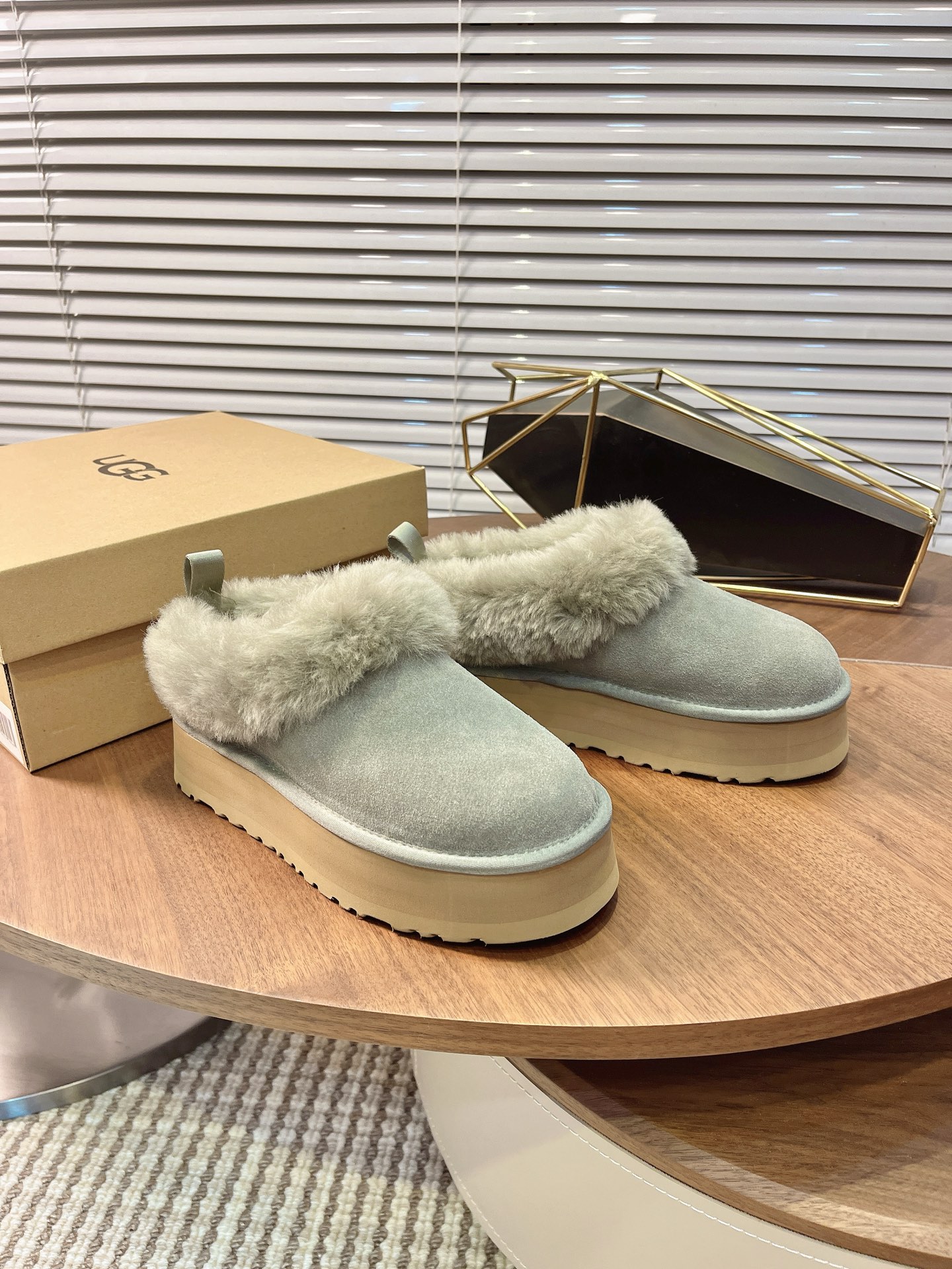 UGG 秋冬新款塔茨勒居家便鞋，内里真羊毛，三层半组合eva发泡大底◾️羊皮毛鞋鞋领，溢毛设计，可爱甜美