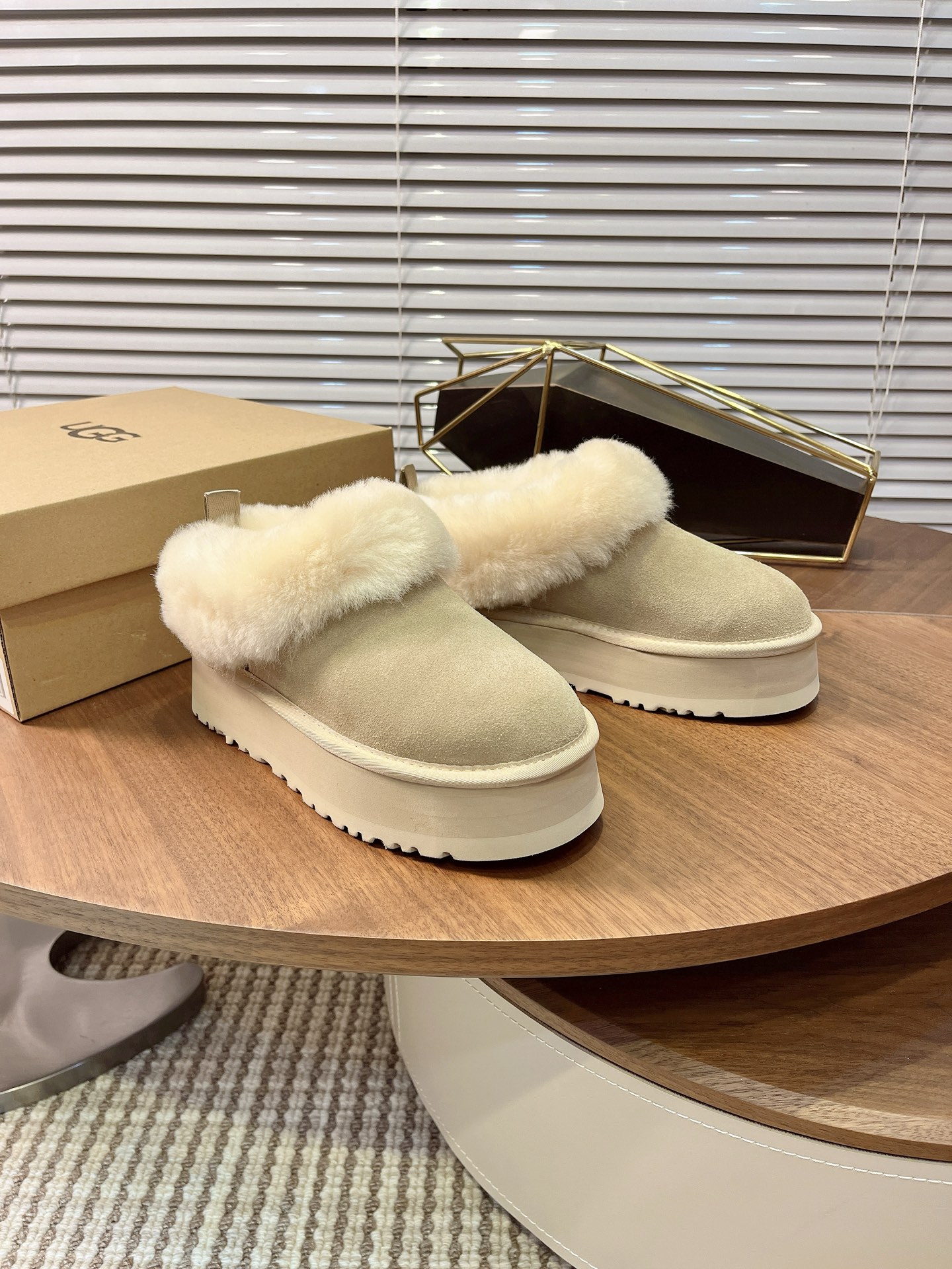 UGG 秋冬新款塔茨勒居家便鞋，内里真羊毛，三层半组合eva发泡大底◾️羊皮毛鞋鞋领，溢毛设计，可爱甜美
