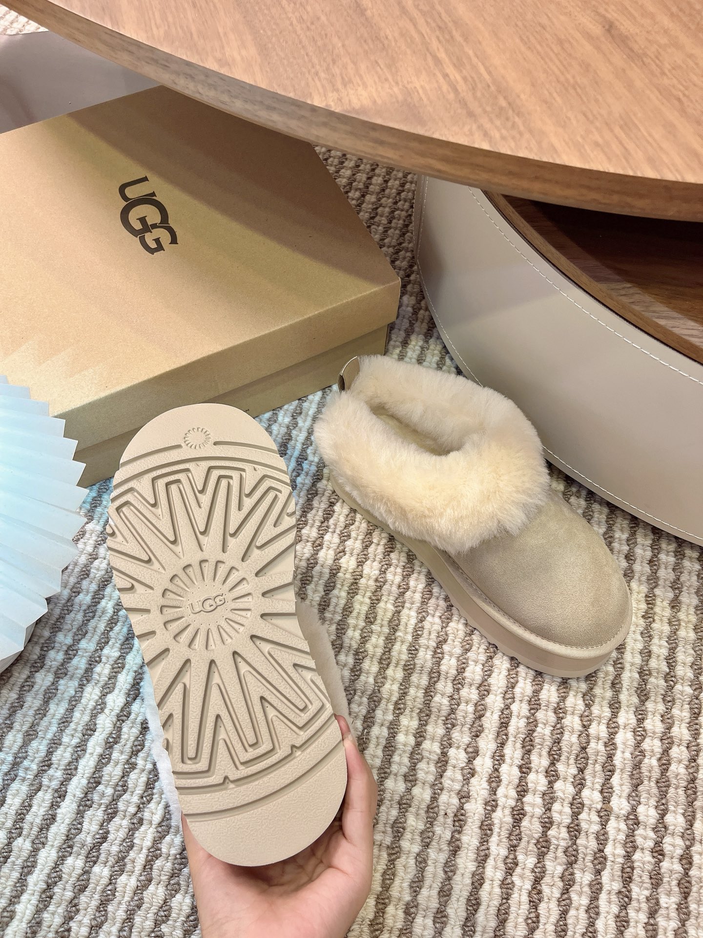 UGG 秋冬新款塔茨勒居家便鞋，内里真羊毛，三层半组合eva发泡大底◾️羊皮毛鞋鞋领，溢毛设计，可爱甜美
