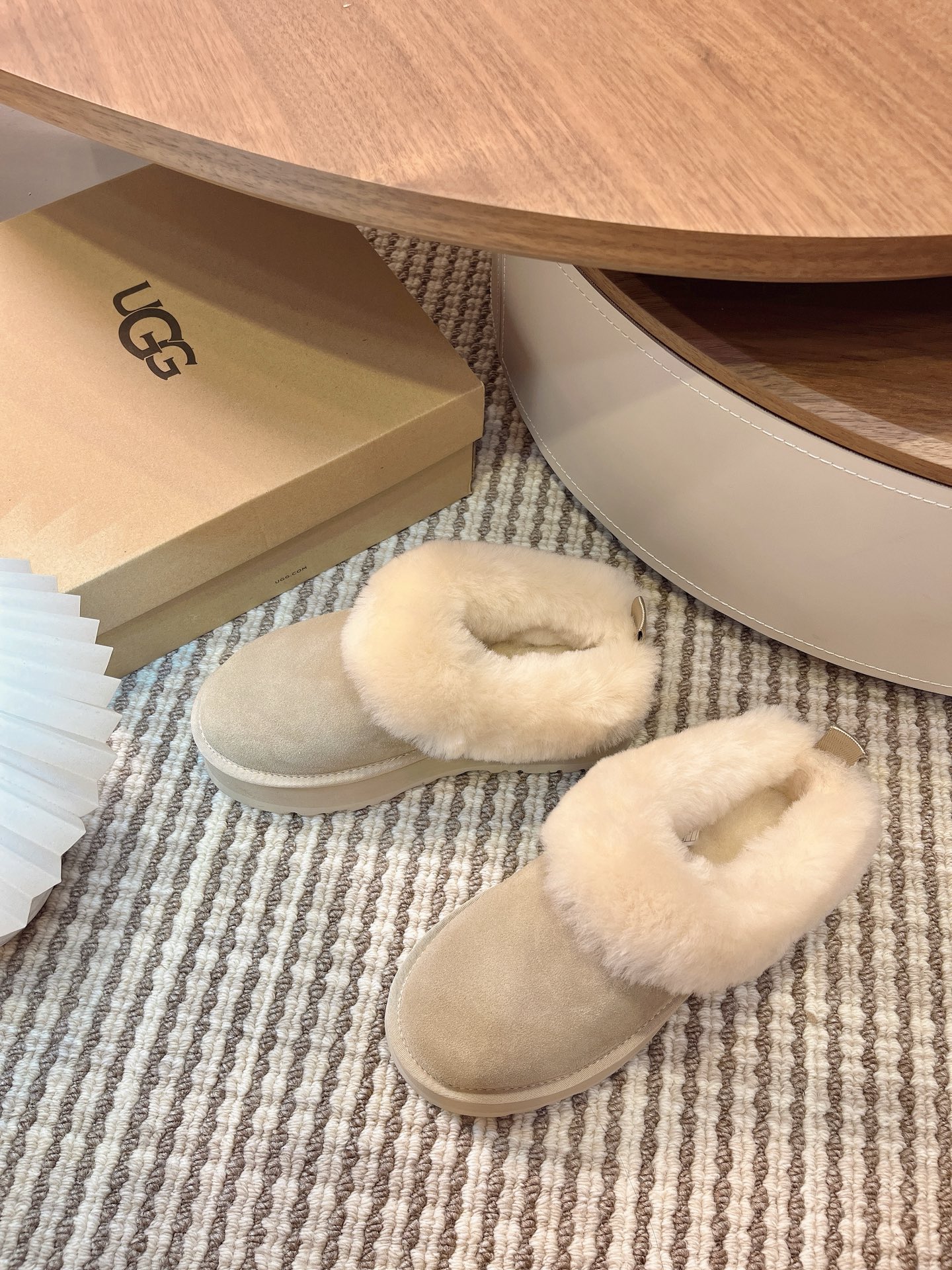 UGG 秋冬新款塔茨勒居家便鞋，内里真羊毛，三层半组合eva发泡大底◾️羊皮毛鞋鞋领，溢毛设计，可爱甜美