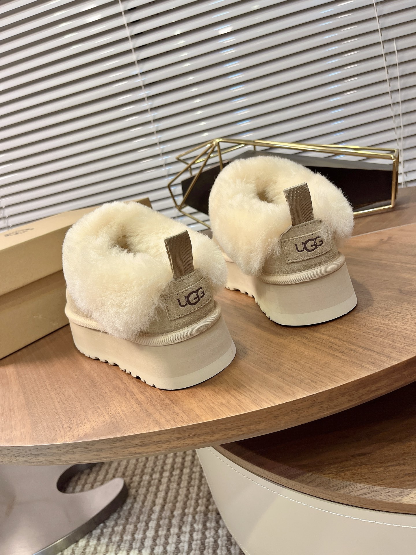 UGG 秋冬新款塔茨勒居家便鞋，内里真羊毛，三层半组合eva发泡大底◾️羊皮毛鞋鞋领，溢毛设计，可爱甜美