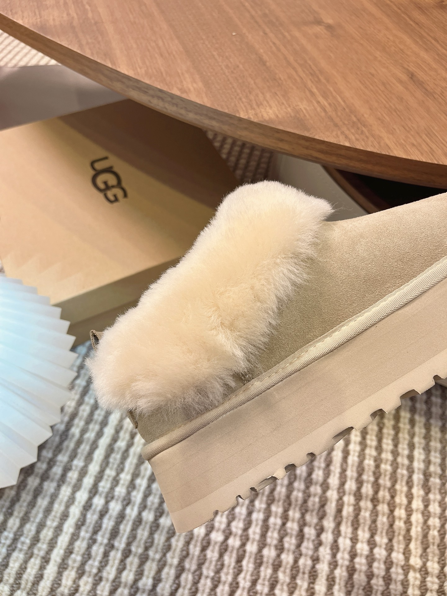 UGG 秋冬新款塔茨勒居家便鞋，内里真羊毛，三层半组合eva发泡大底◾️羊皮毛鞋鞋领，溢毛设计，可爱甜美