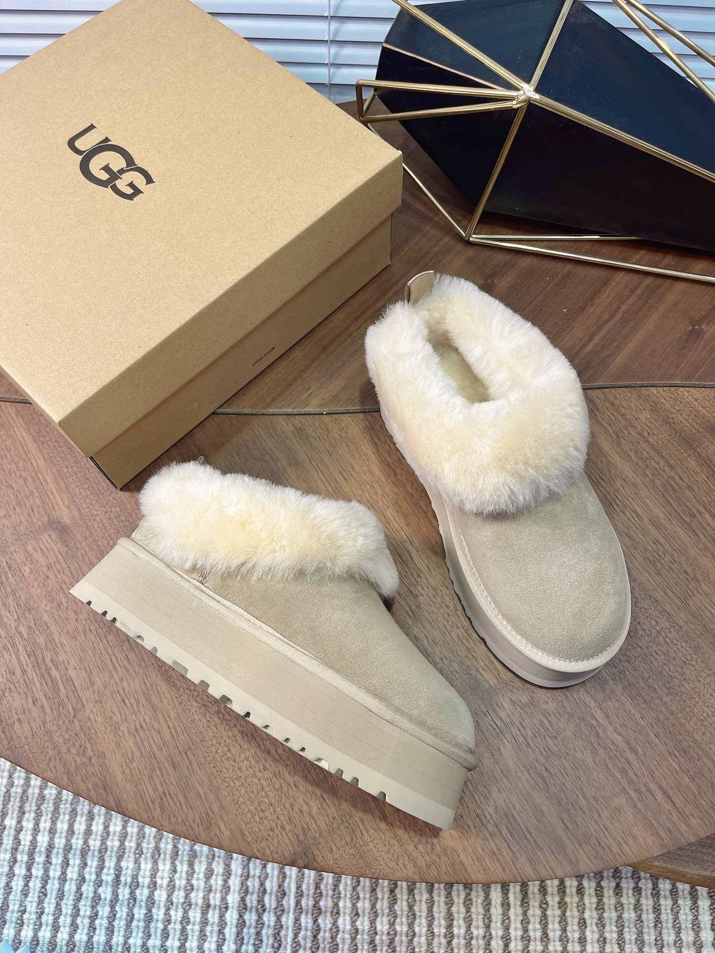 UGG 秋冬新款塔茨勒居家便鞋，内里真羊毛，三层半组合eva发泡大底◾️羊皮毛鞋鞋领，溢毛设计，可爱甜美