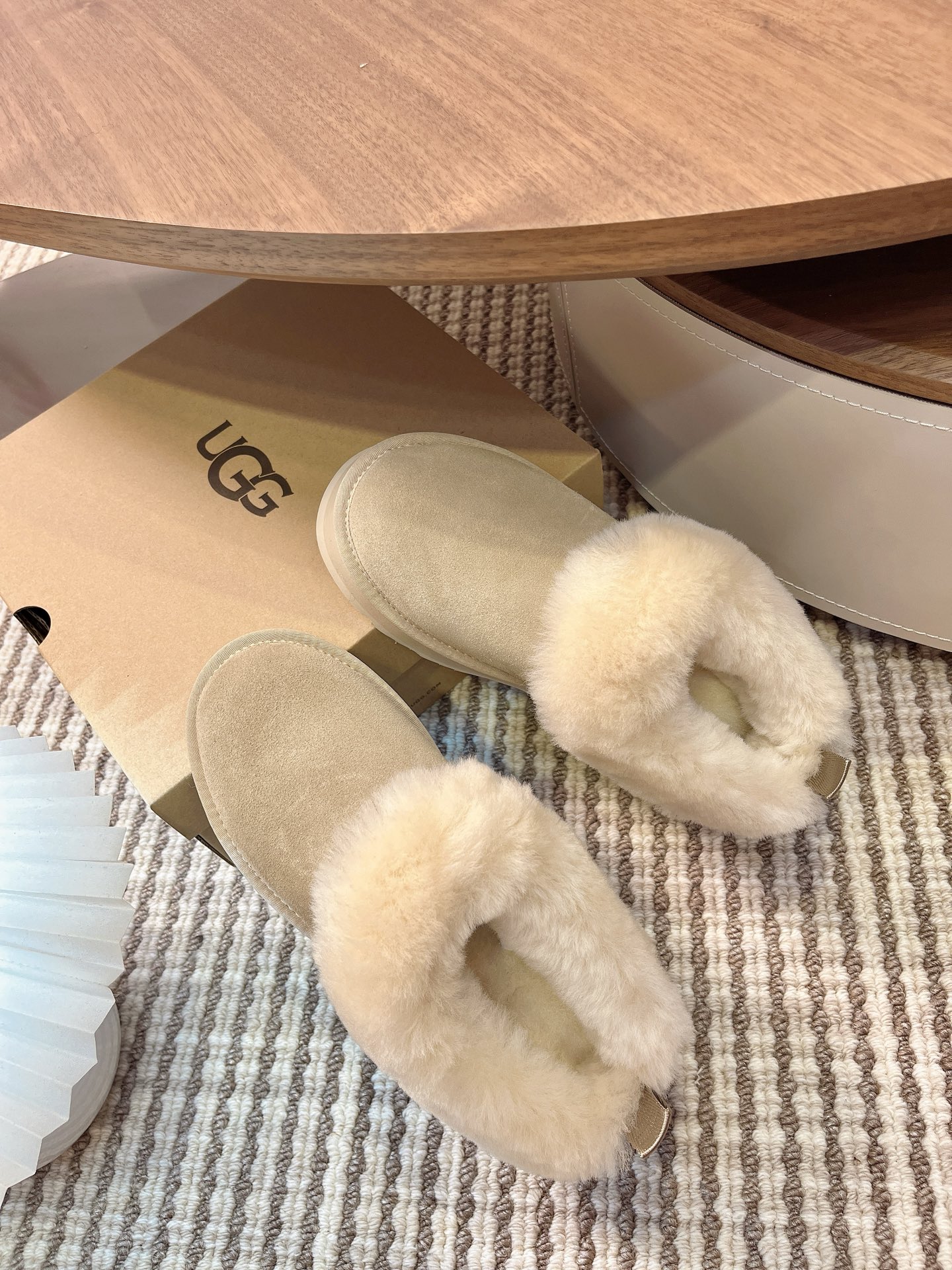 UGG 秋冬新款塔茨勒居家便鞋，内里真羊毛，三层半组合eva发泡大底◾️羊皮毛鞋鞋领，溢毛设计，可爱甜美