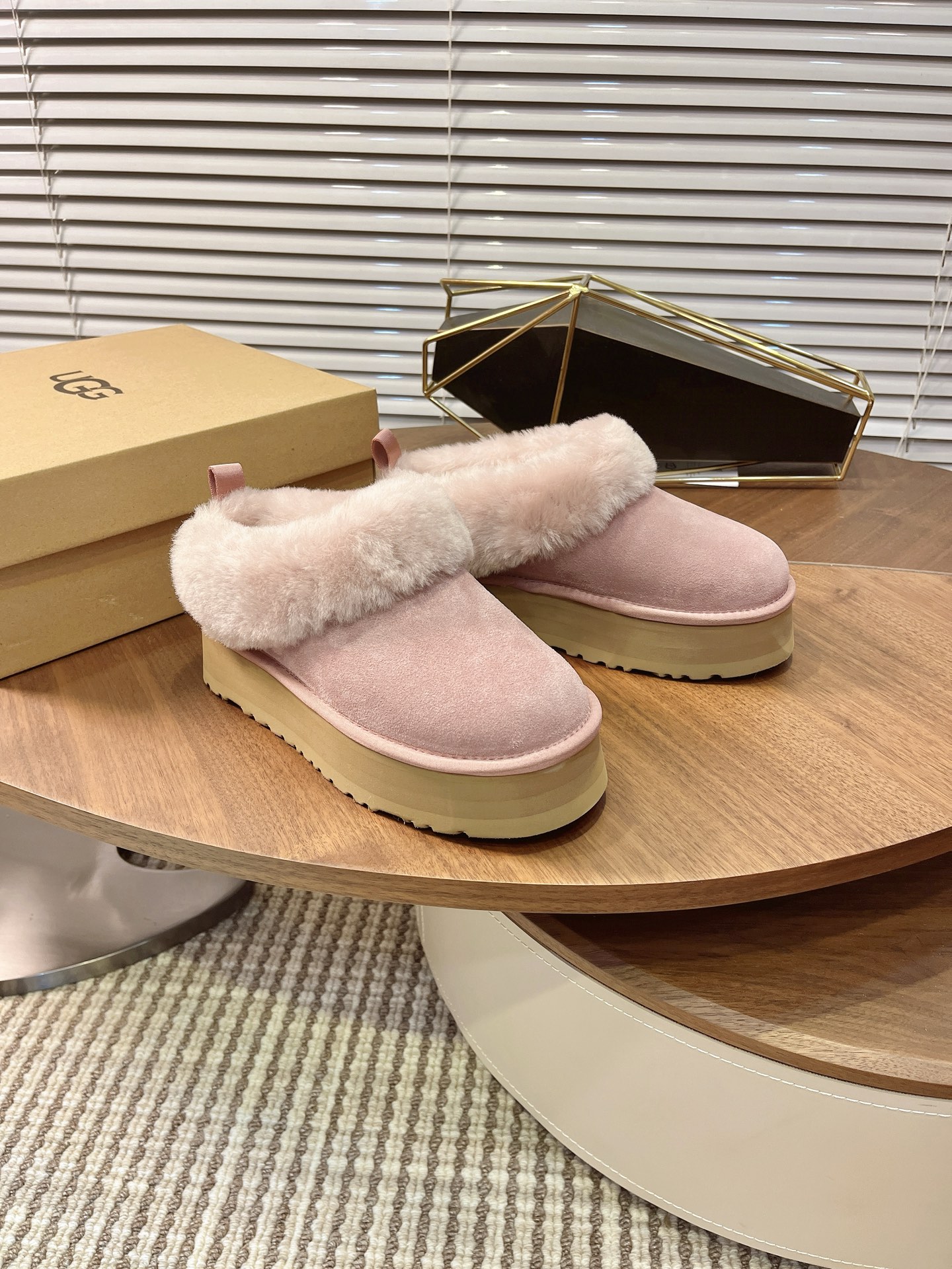 UGG 秋冬新款塔茨勒居家便鞋，内里真羊毛，三层半组合eva发泡大底◾️羊皮毛鞋鞋领，溢毛设计，可爱甜美