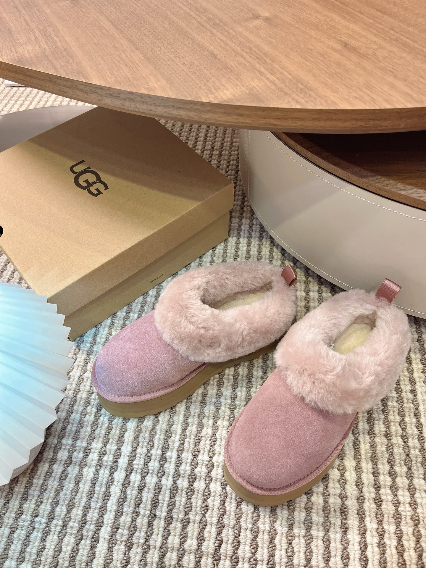 UGG 秋冬新款塔茨勒居家便鞋，内里真羊毛，三层半组合eva发泡大底◾️羊皮毛鞋鞋领，溢毛设计，可爱甜美