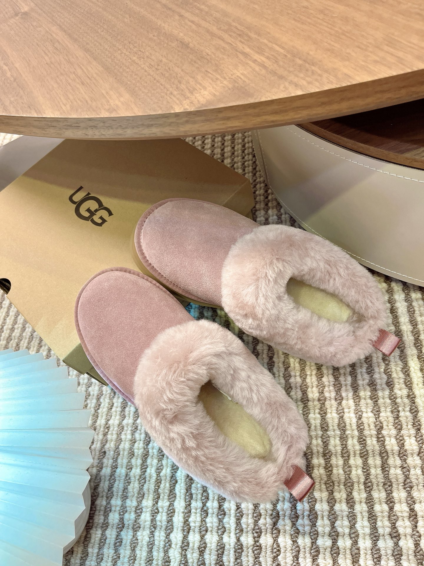 UGG 秋冬新款塔茨勒居家便鞋，内里真羊毛，三层半组合eva发泡大底◾️羊皮毛鞋鞋领，溢毛设计，可爱甜美