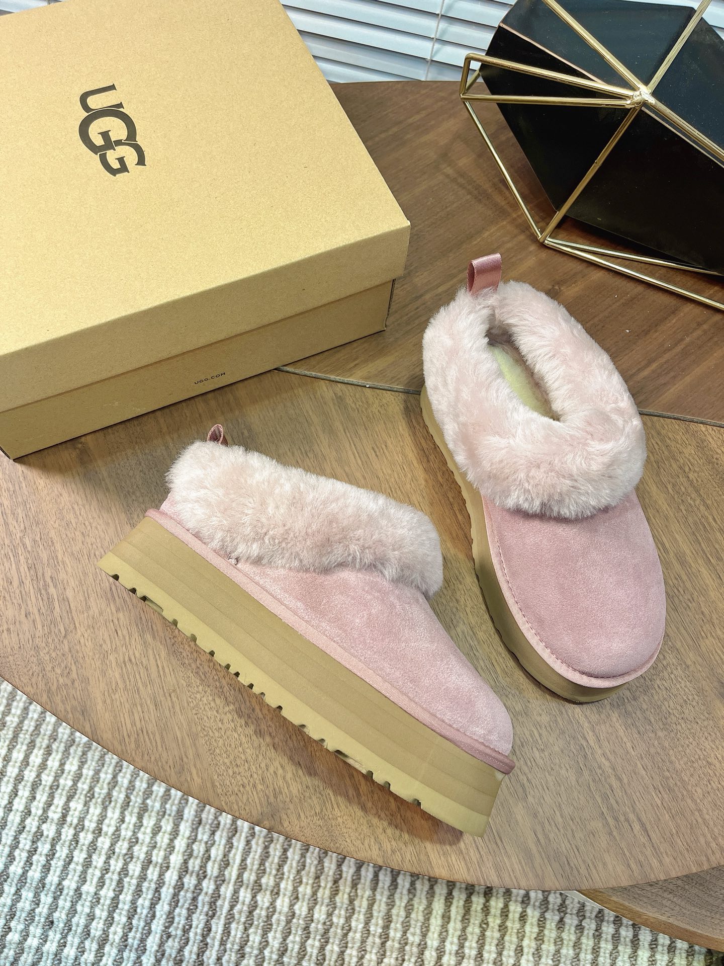 UGG 秋冬新款塔茨勒居家便鞋，内里真羊毛，三层半组合eva发泡大底◾️羊皮毛鞋鞋领，溢毛设计，可爱甜美