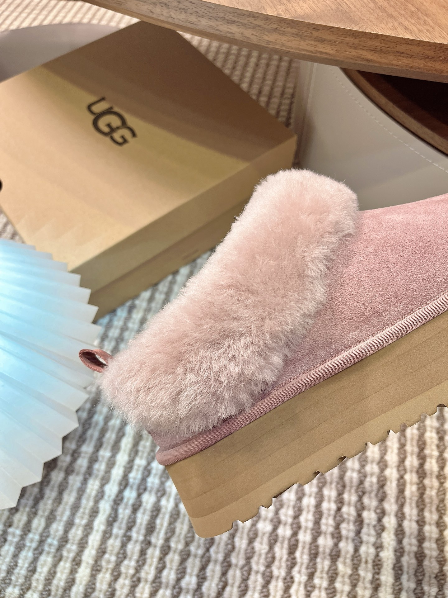 UGG 秋冬新款塔茨勒居家便鞋，内里真羊毛，三层半组合eva发泡大底◾️羊皮毛鞋鞋领，溢毛设计，可爱甜美