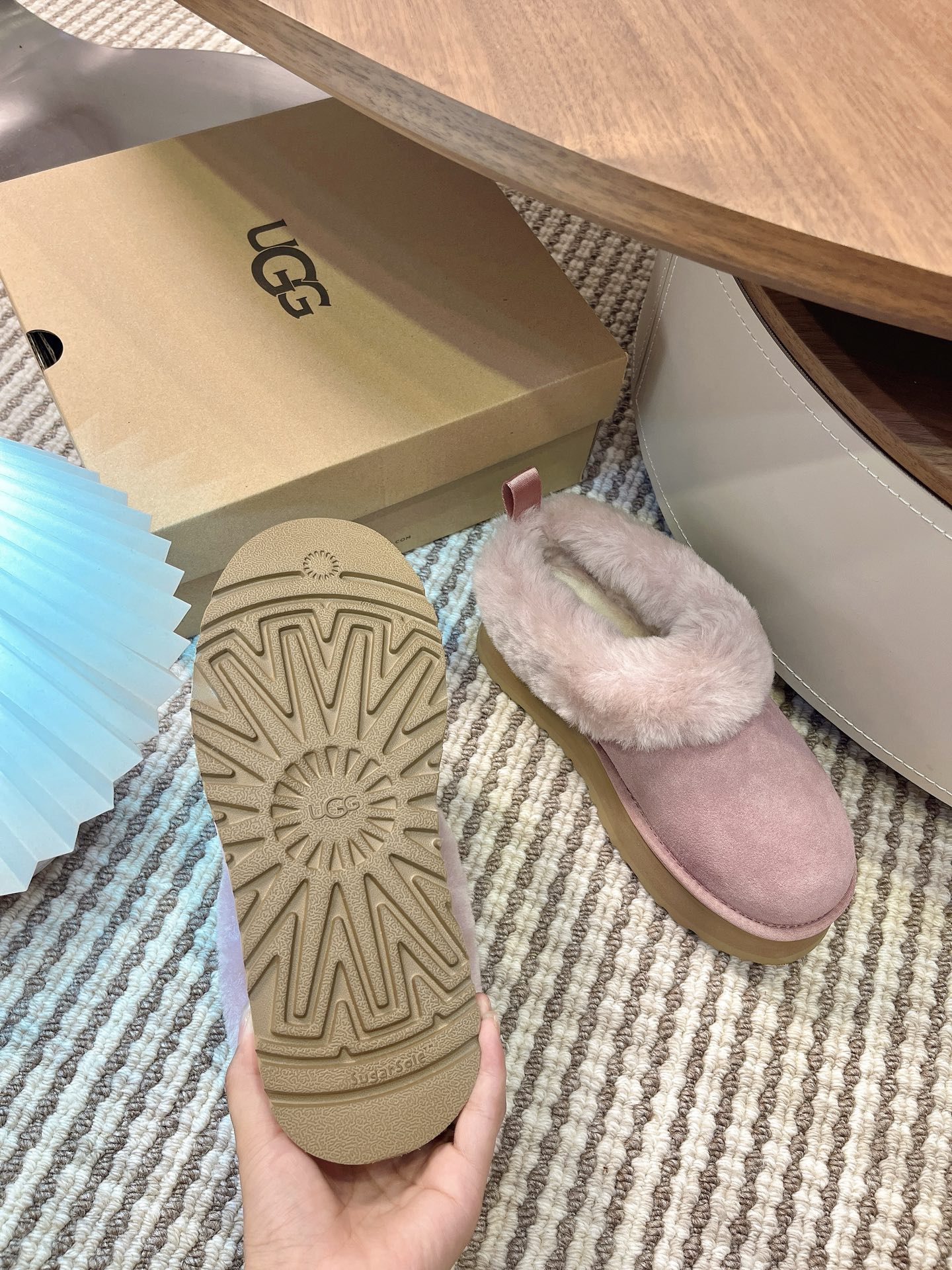 UGG 秋冬新款塔茨勒居家便鞋，内里真羊毛，三层半组合eva发泡大底◾️羊皮毛鞋鞋领，溢毛设计，可爱甜美