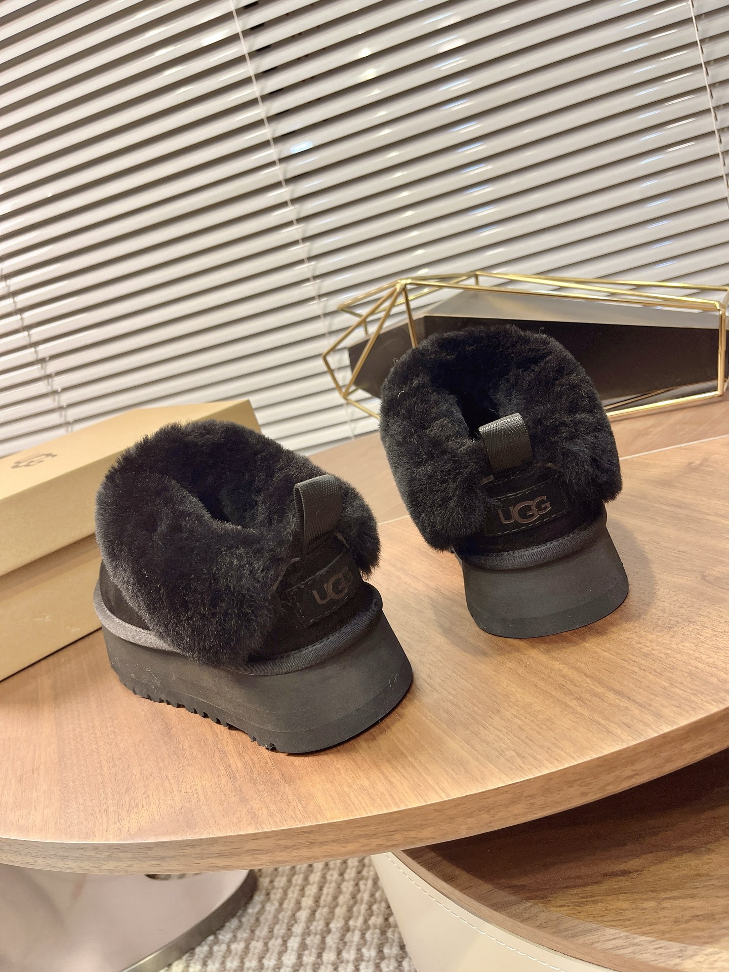 UGG 秋冬新款塔茨勒居家便鞋，内里真羊毛，三层半组合eva发泡大底◾️羊皮毛鞋鞋领，溢毛设计，可爱甜美