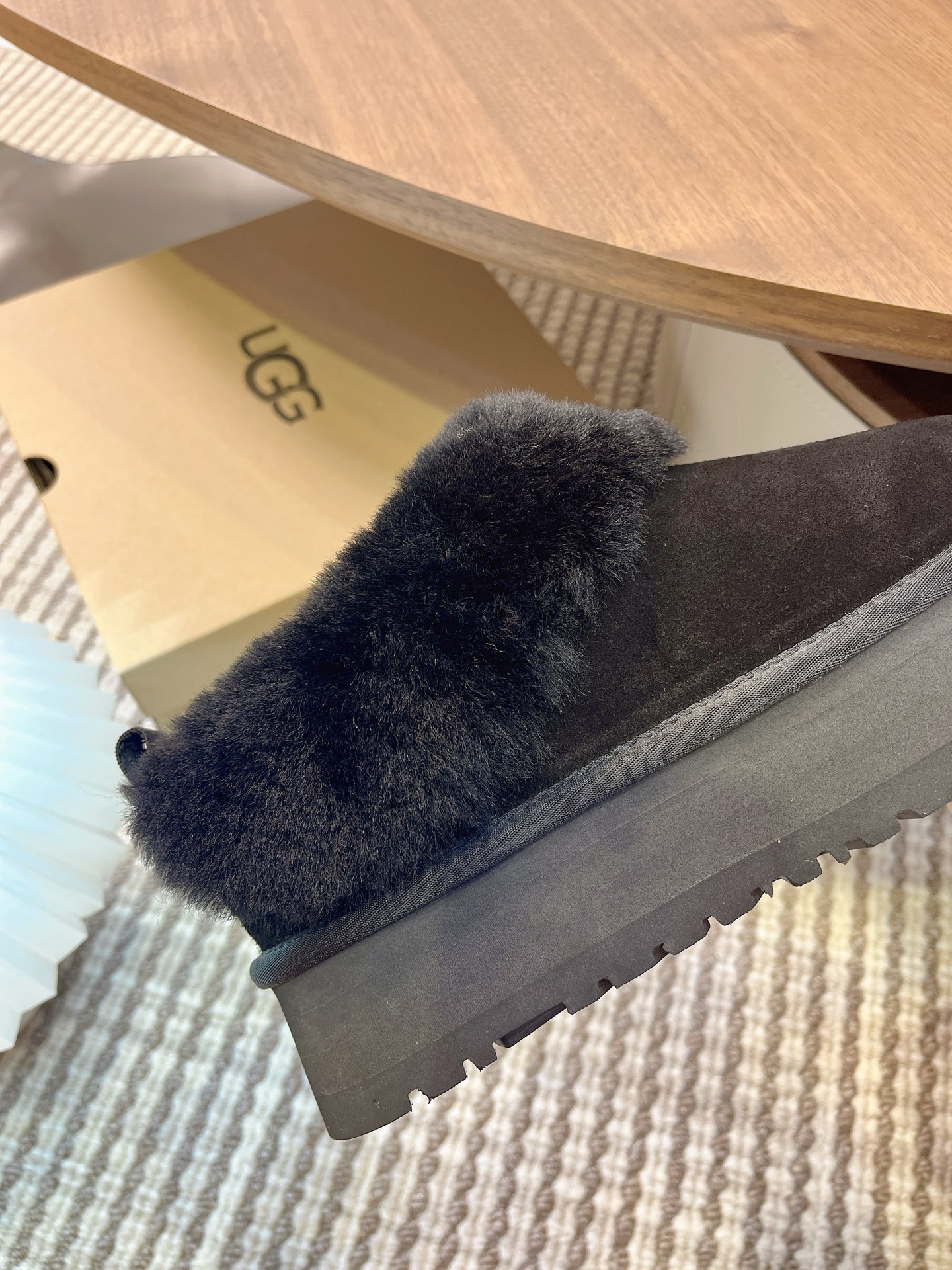 UGG 秋冬新款塔茨勒居家便鞋，内里真羊毛，三层半组合eva发泡大底◾️羊皮毛鞋鞋领，溢毛设计，可爱甜美