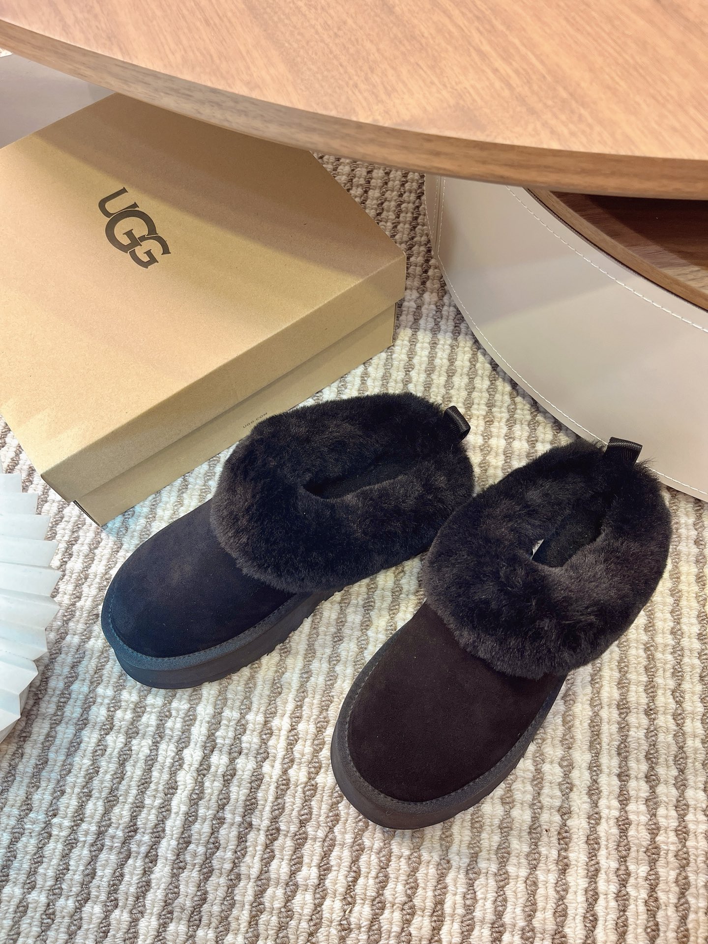 UGG 秋冬新款塔茨勒居家便鞋，内里真羊毛，三层半组合eva发泡大底◾️羊皮毛鞋鞋领，溢毛设计，可爱甜美