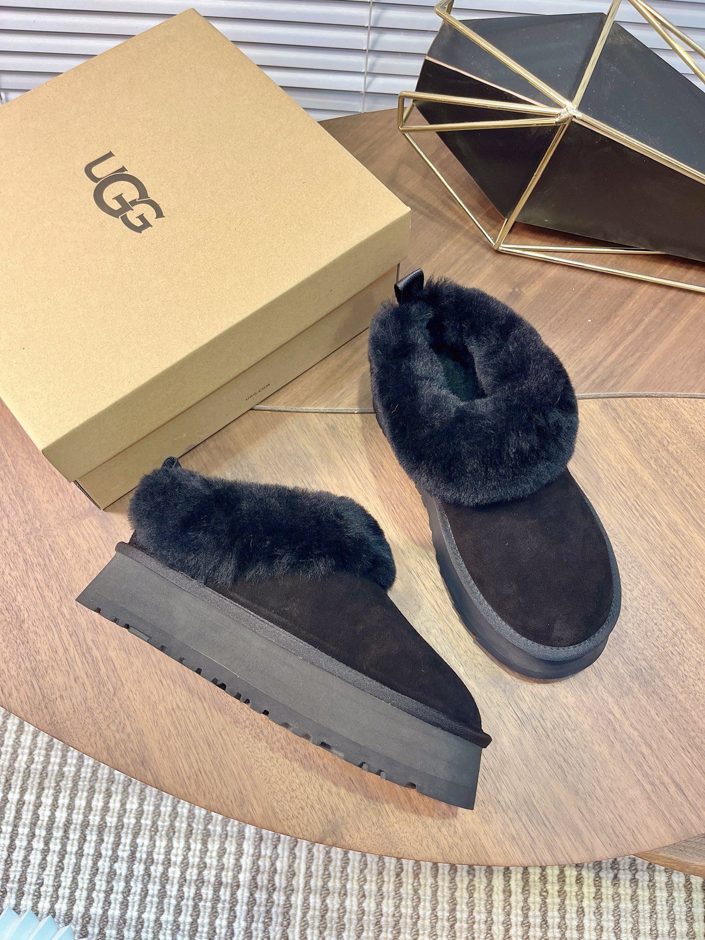 UGG 秋冬新款塔茨勒居家便鞋，内里真羊毛，三层半组合eva发泡大底◾️羊皮毛鞋鞋领，溢毛设计，可爱甜美