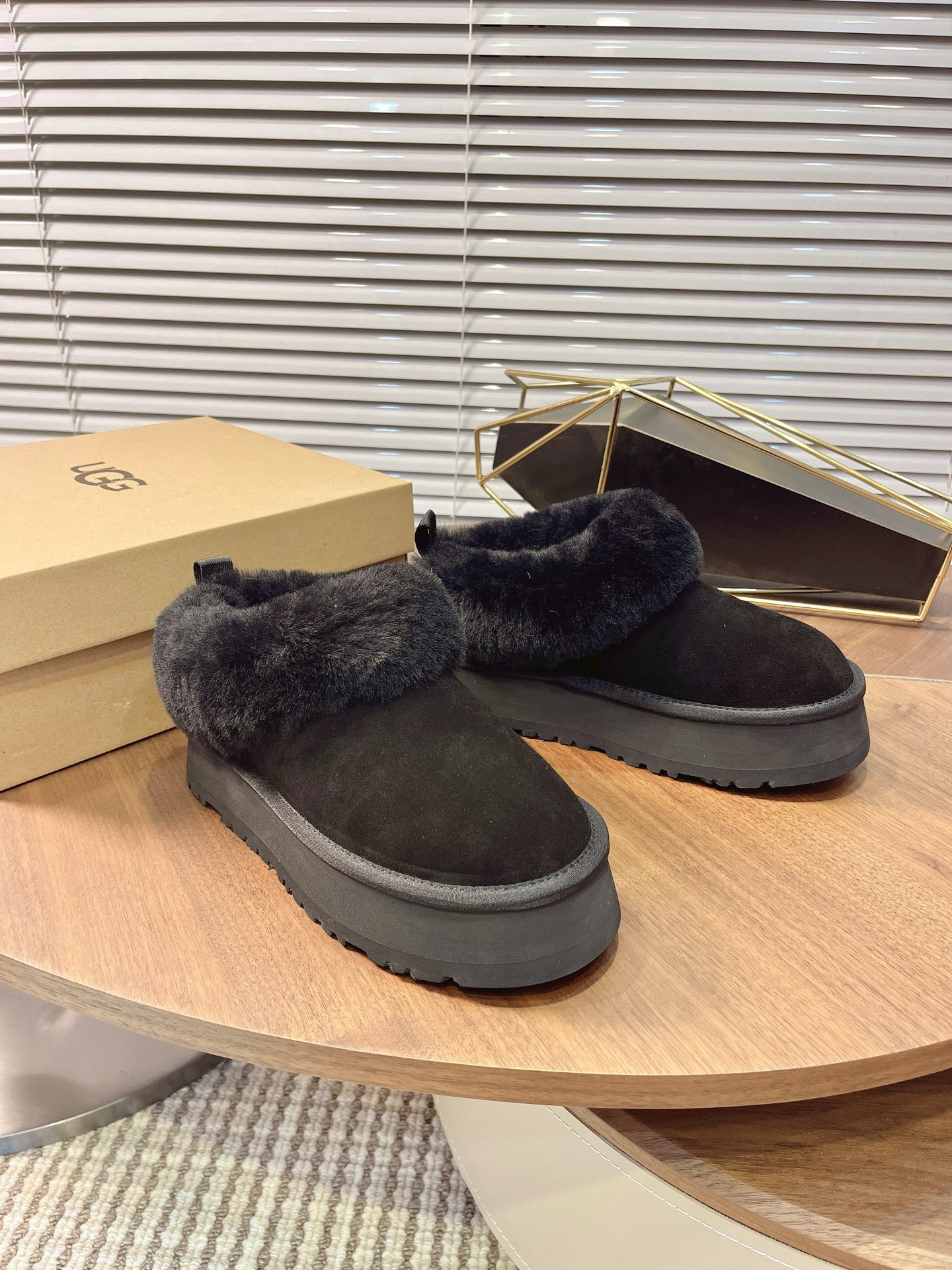 UGG 秋冬新款塔茨勒居家便鞋，内里真羊毛，三层半组合eva发泡大底◾️羊皮毛鞋鞋领，溢毛设计，可爱甜美
