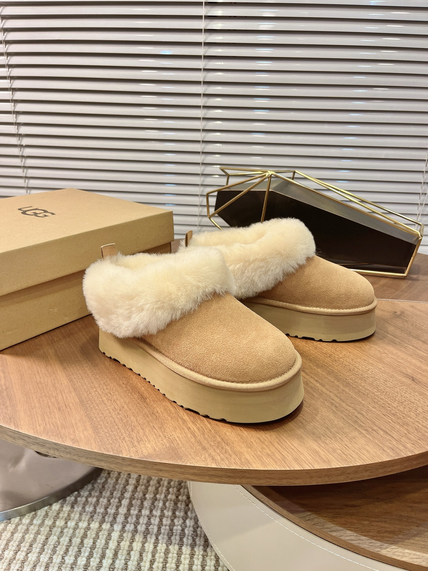 UGG 秋冬新款塔茨勒居家便鞋，内里真羊毛，三层半组合eva发泡大底◾️羊皮毛鞋鞋领，溢毛设计，可爱甜美
