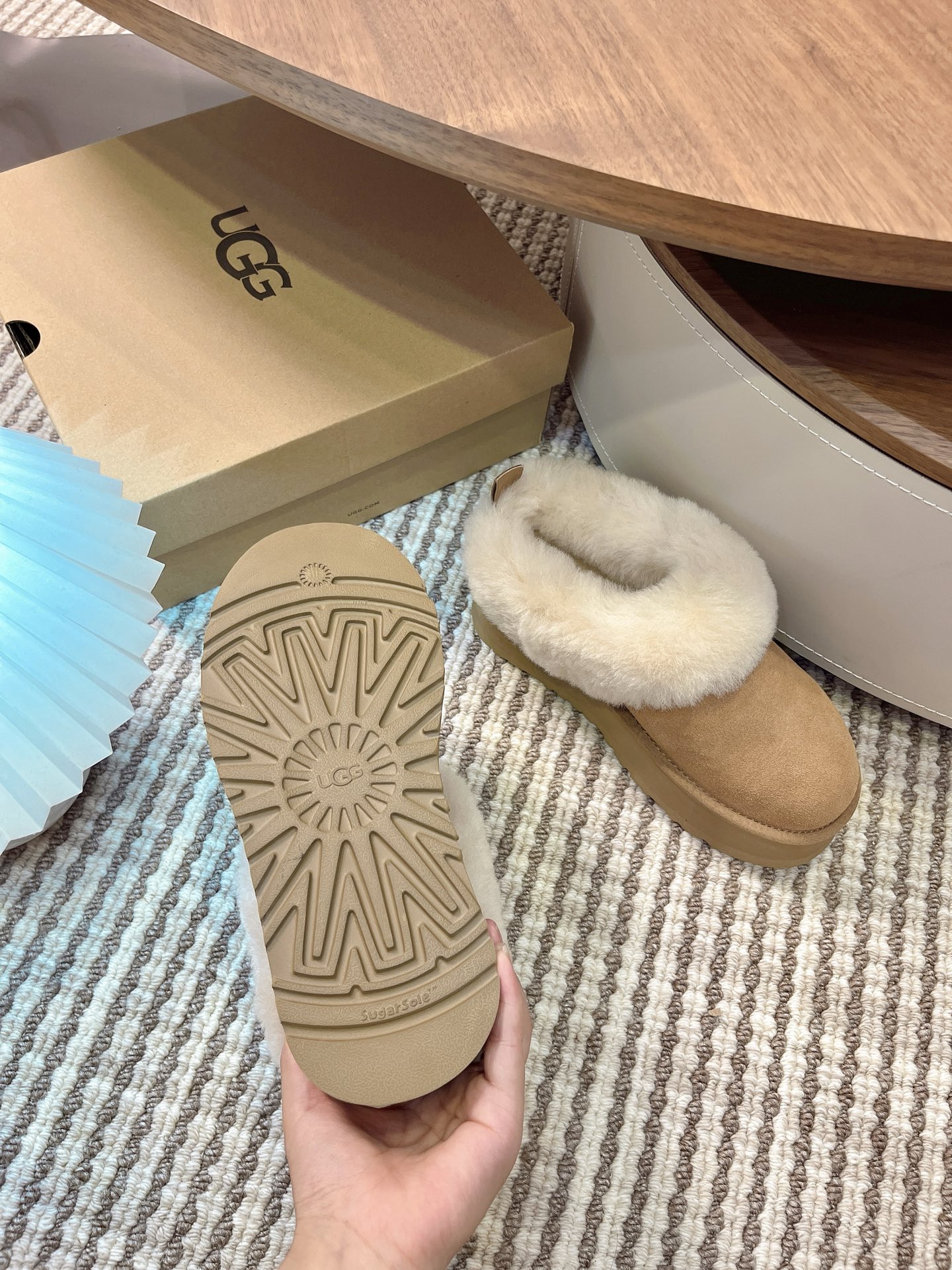 UGG 秋冬新款塔茨勒居家便鞋，内里真羊毛，三层半组合eva发泡大底◾️羊皮毛鞋鞋领，溢毛设计，可爱甜美