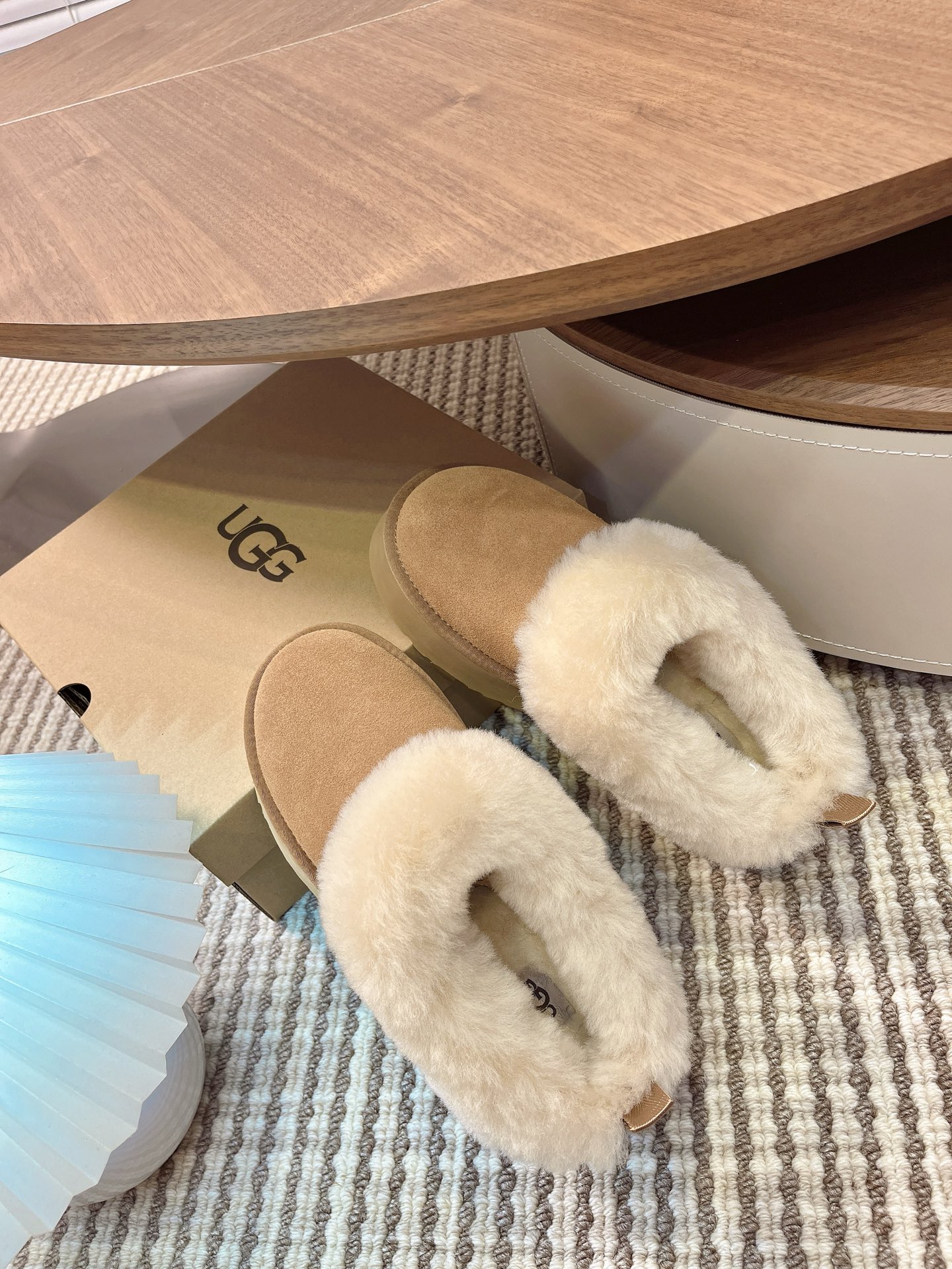 UGG 秋冬新款塔茨勒居家便鞋，内里真羊毛，三层半组合eva发泡大底◾️羊皮毛鞋鞋领，溢毛设计，可爱甜美